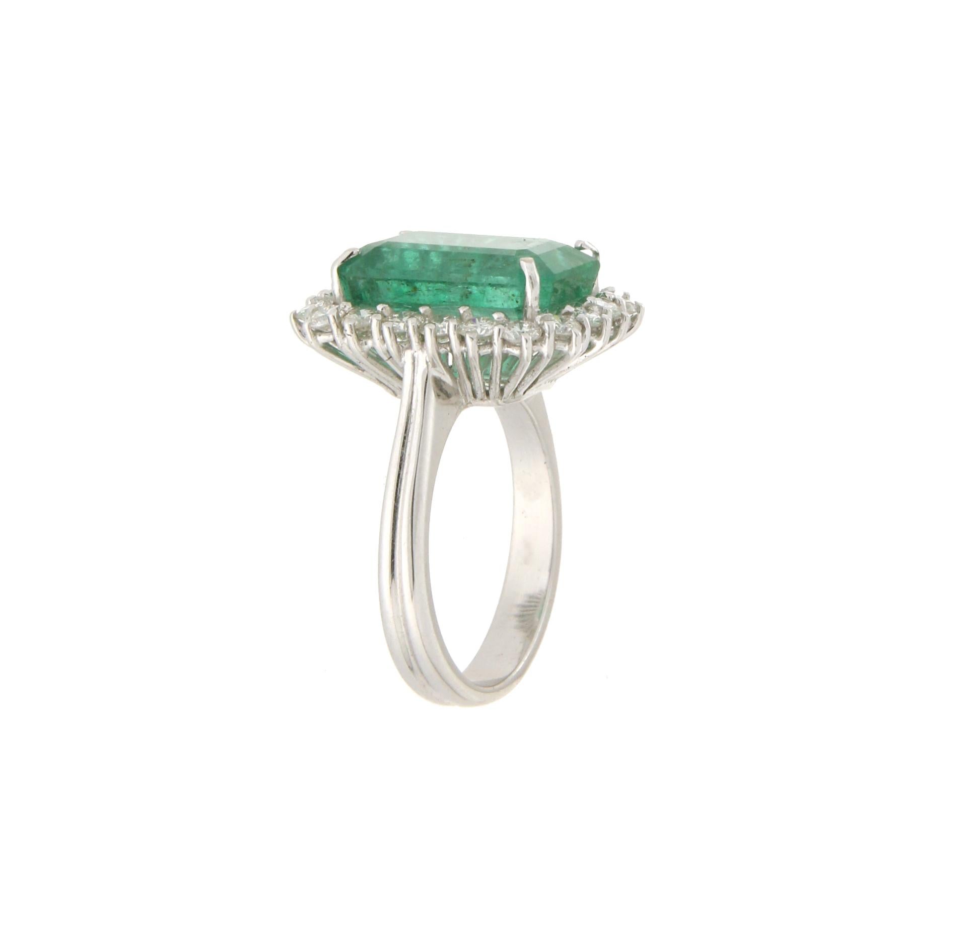 Handcraft Emerald 18 Karat White Gold Diamonds Cocktail Ring For Sale 1