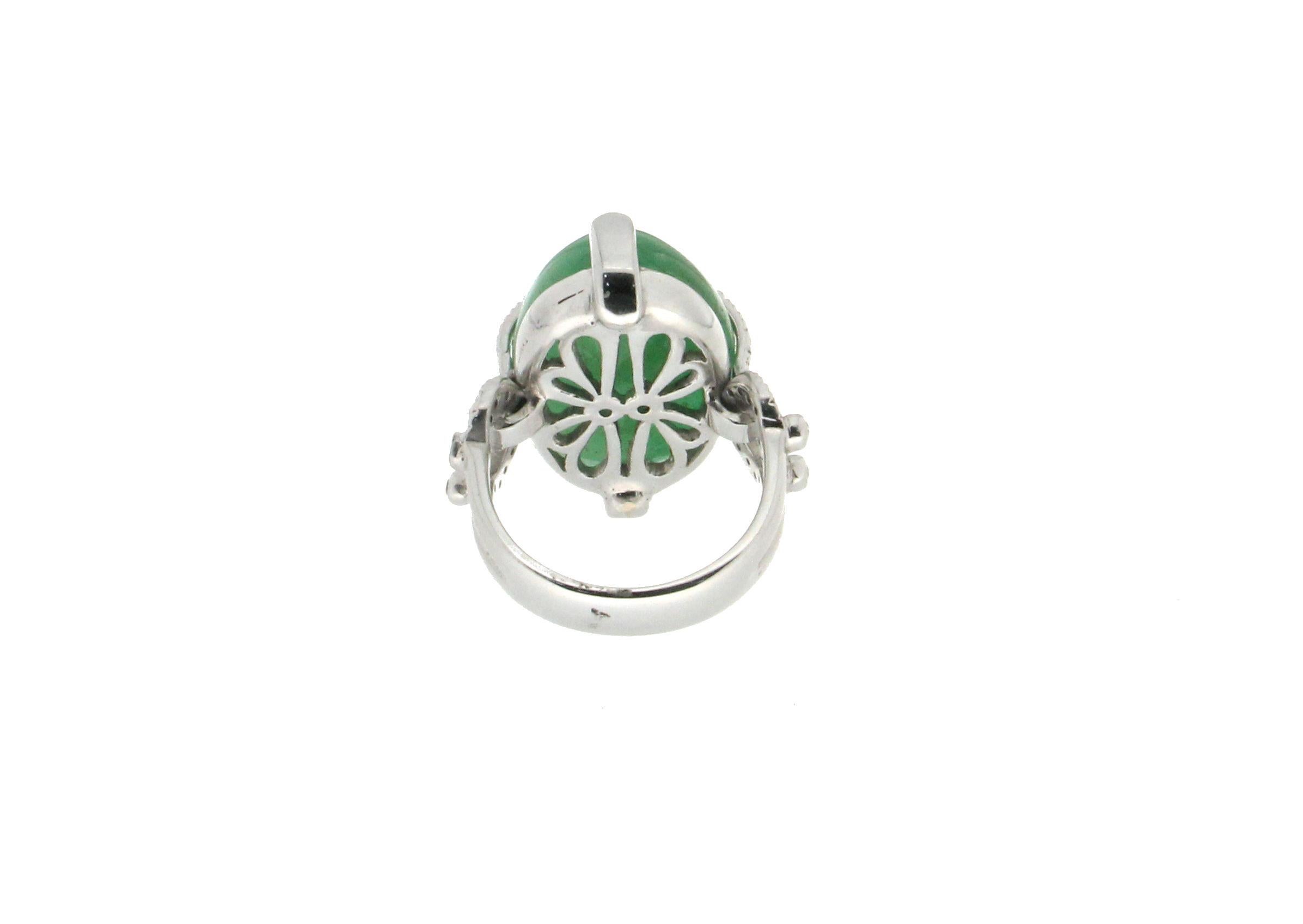 Handcraft Emerald 18 Karat White Gold Diamonds Cocktail Ring For Sale 2