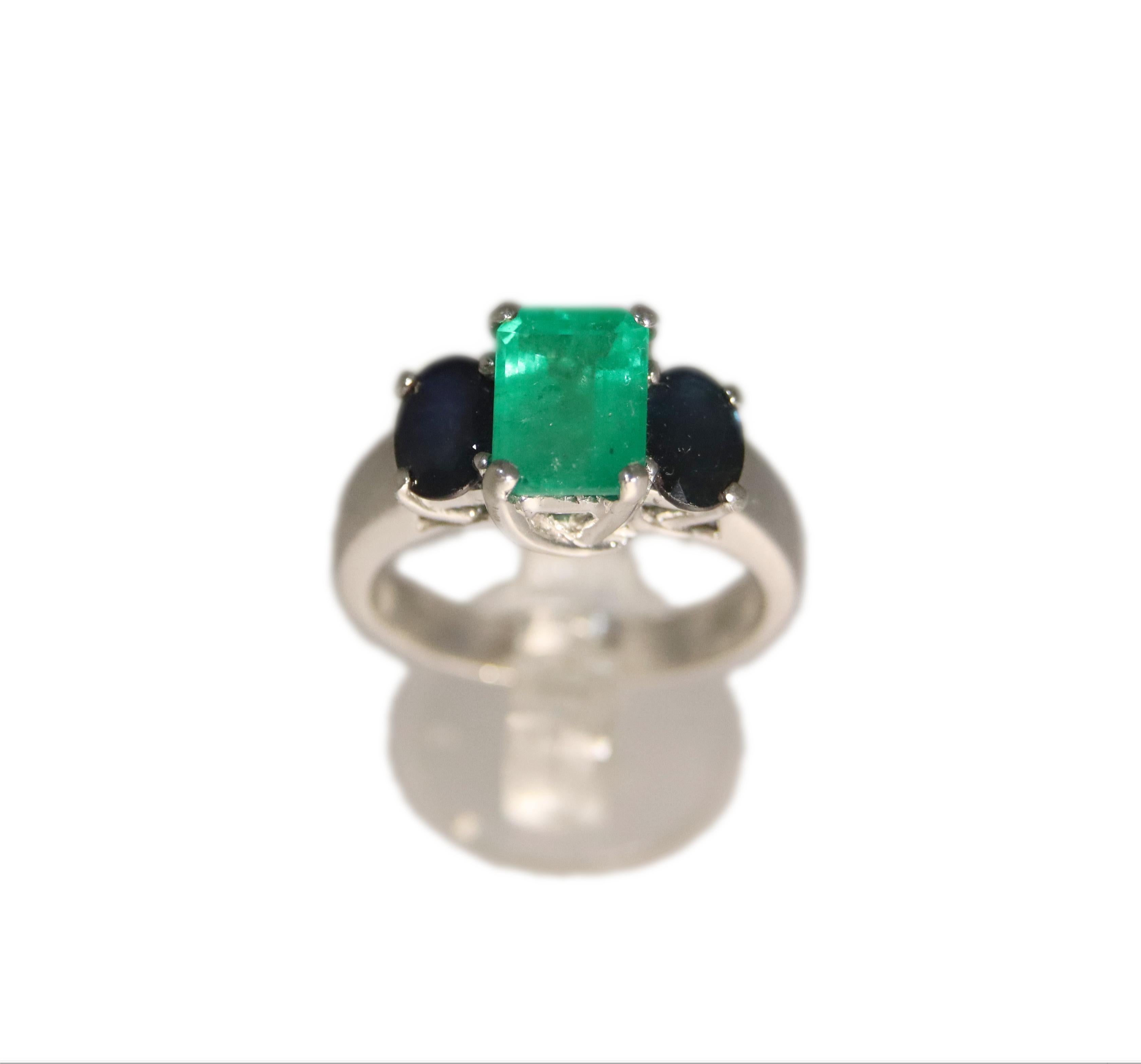 Handcraft Emerald 18 Karat White Gold Sapphires Cocktail Ring For Sale 8