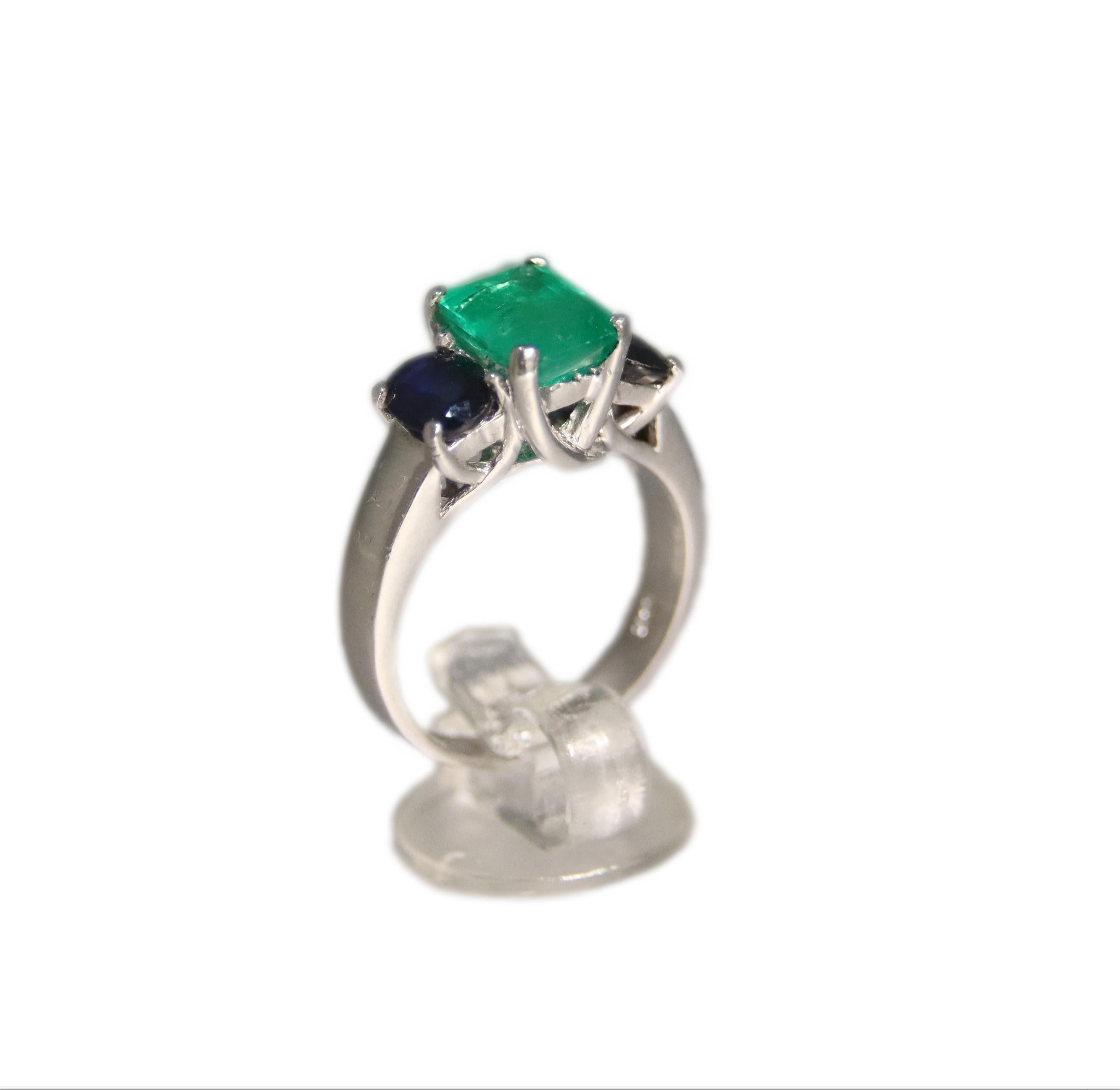 Handcraft Emerald 18 Karat White Gold Sapphires Cocktail Ring For Sale 10