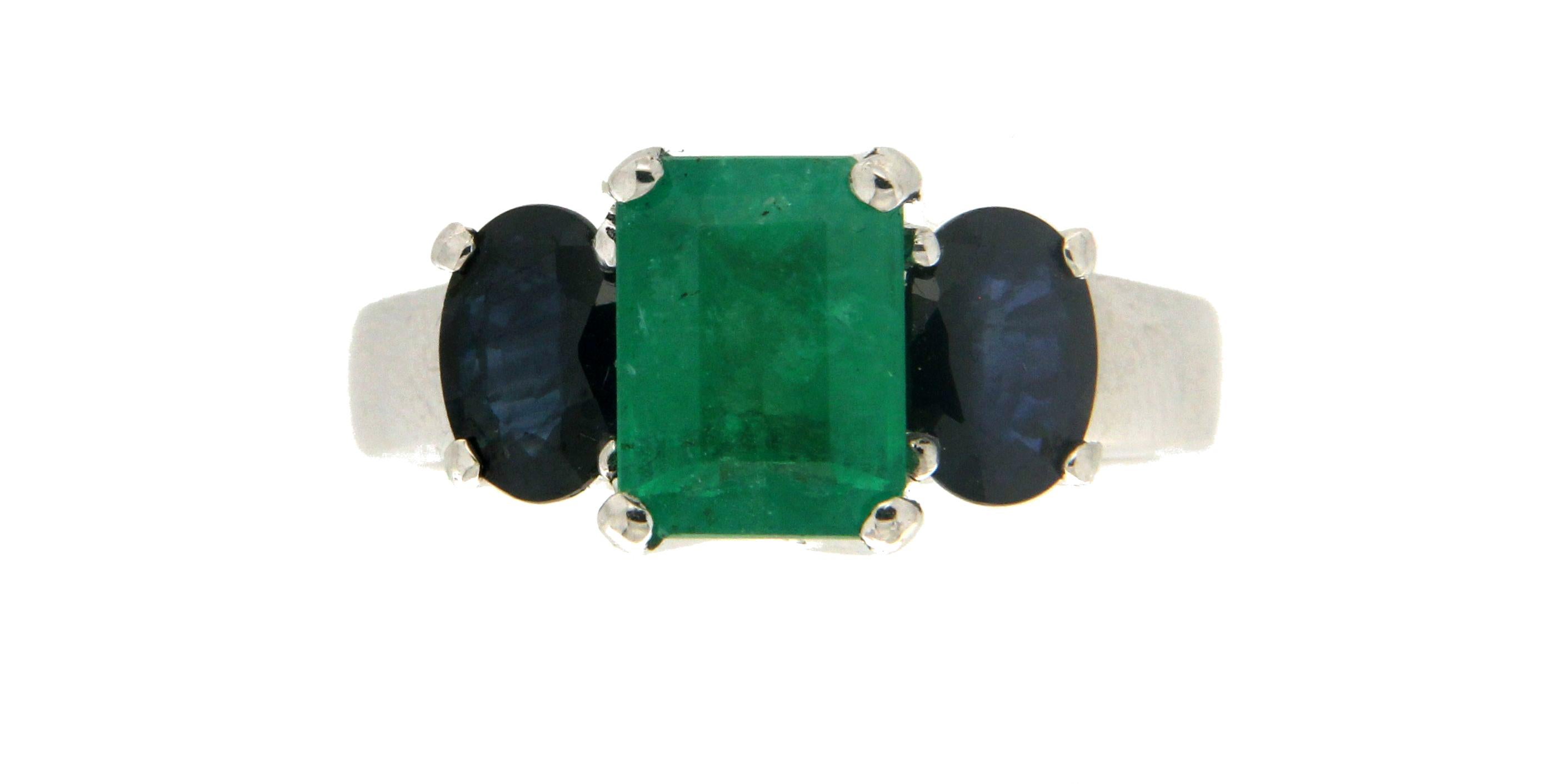 Handcraft Emerald 18 Karat White Gold Sapphires Cocktail Ring In New Condition For Sale In Marcianise, IT