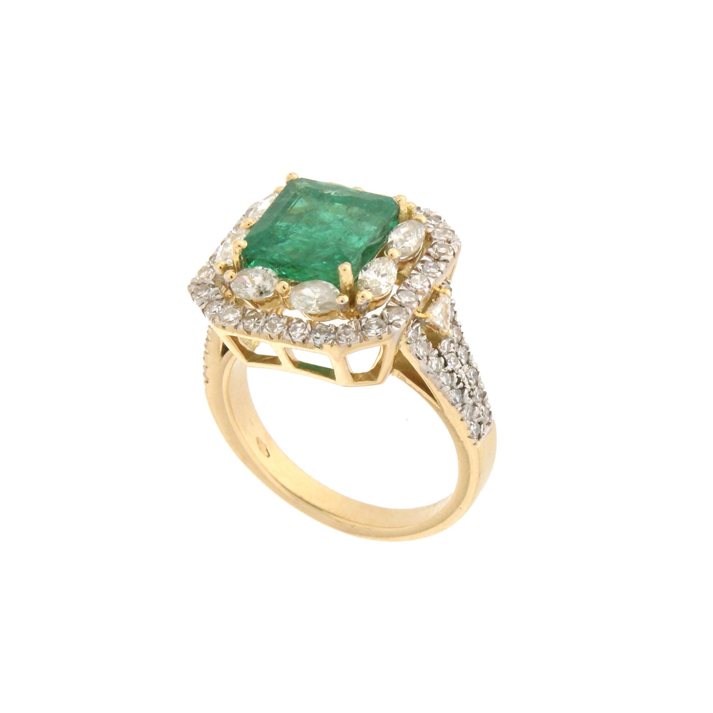 Artisan Handcraft Emerald 18 Karat Yellow Gold Diamonds Cocktail Ring