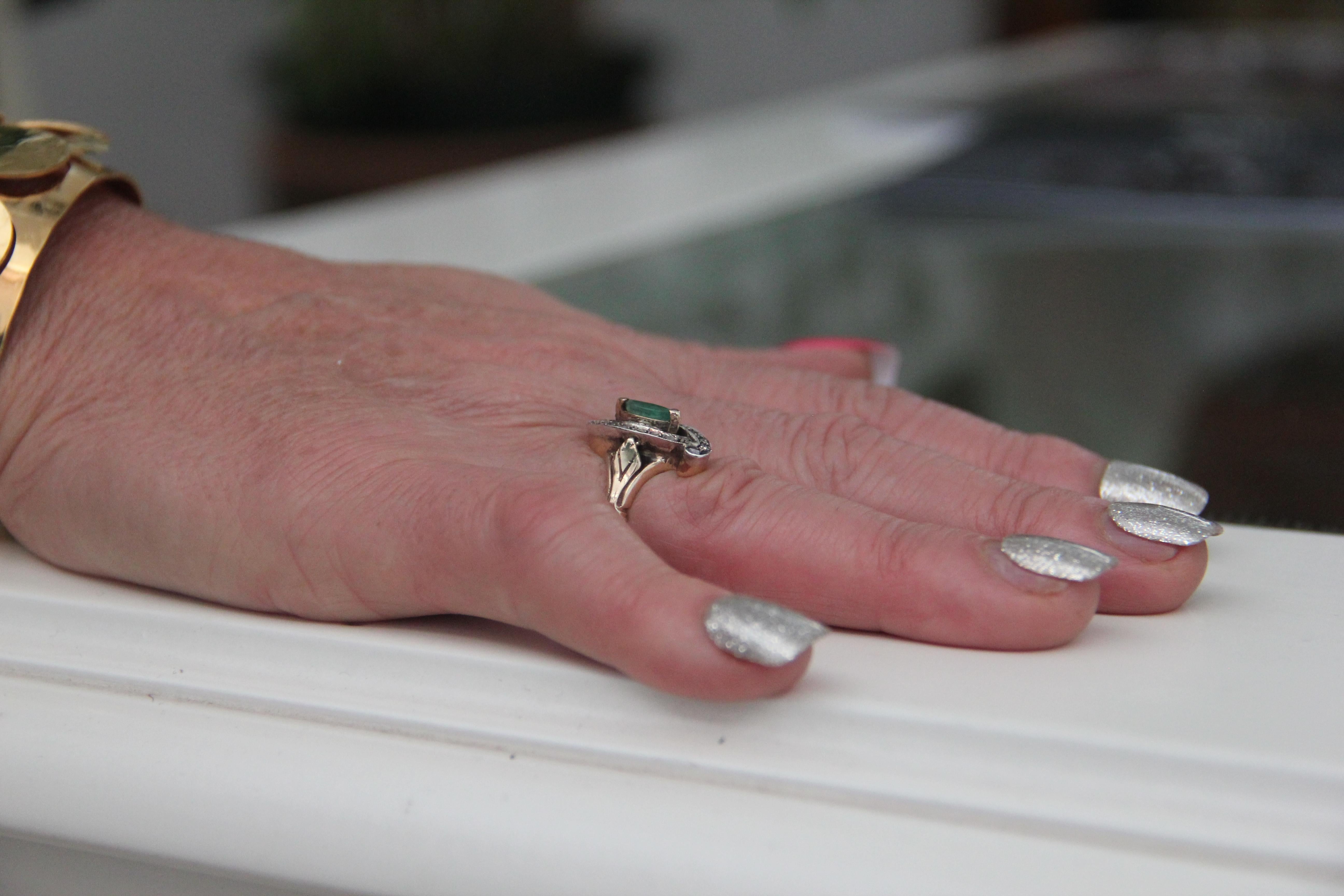 Handgefertigter Smaragd-Cocktailring aus 9 Karat Gelbgold mit Diamanten im Angebot 5