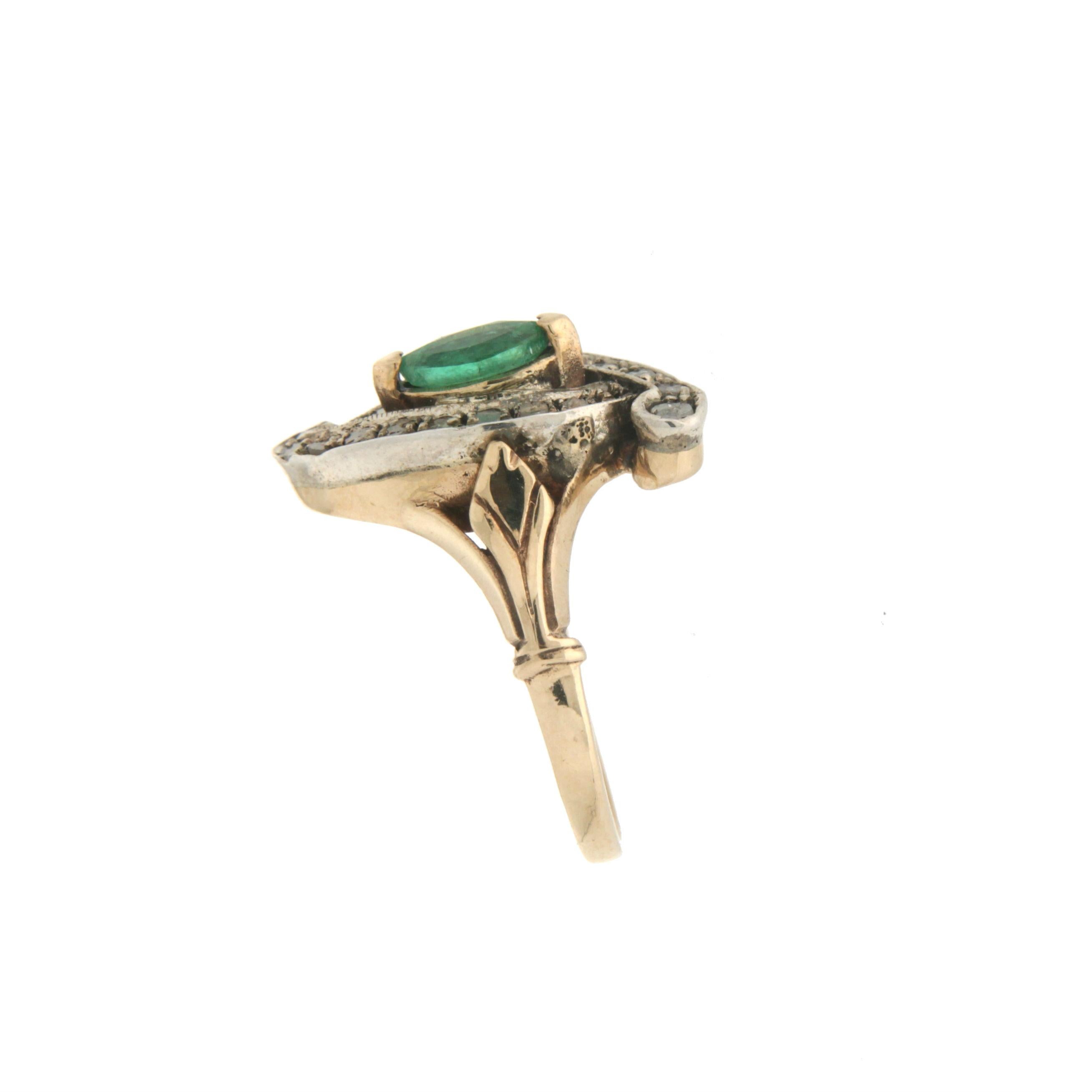 Handgefertigter Smaragd-Cocktailring aus 9 Karat Gelbgold mit Diamanten (Gemischter Schliff) im Angebot