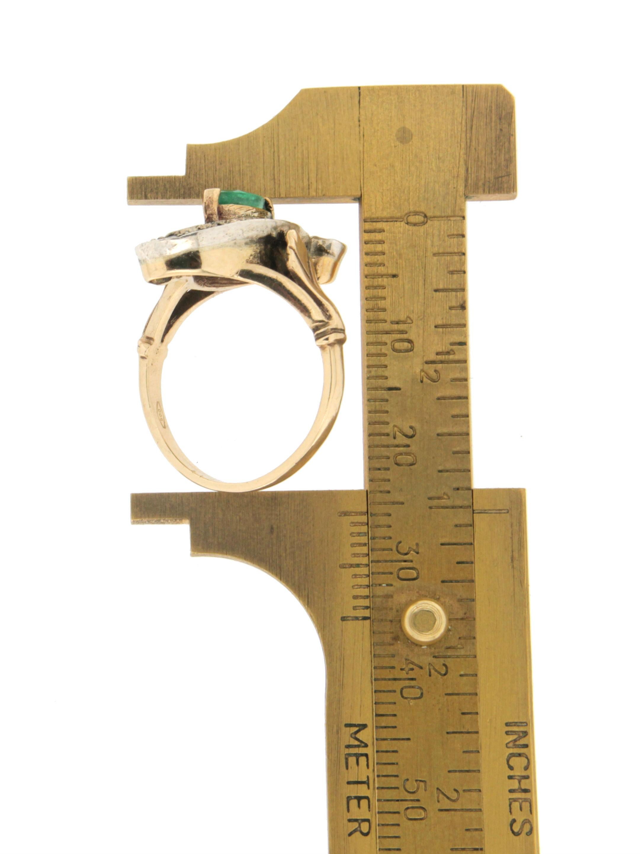 Handgefertigter Smaragd-Cocktailring aus 9 Karat Gelbgold mit Diamanten im Angebot 2
