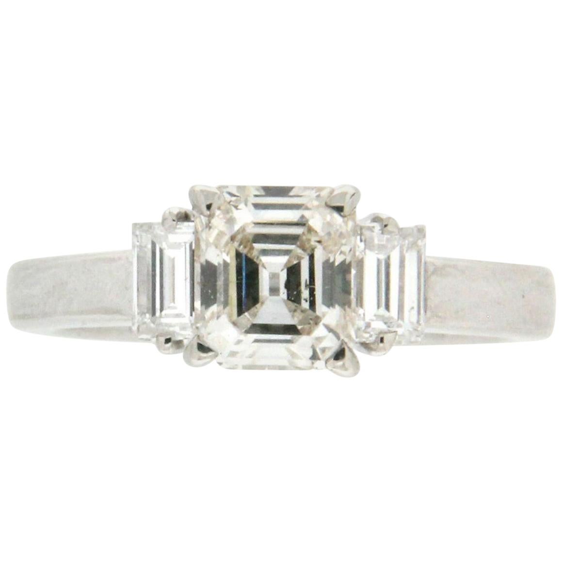 Handgefertigter Verlobungsring mit Diamanten im Smaragdschliff aus 18 Karat Weißgold im Angebot