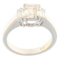 Anillo de compromiso de oro blanco de 18 quilates con una esmeralda de 1,40 quilates y diamantes de talla baguette
