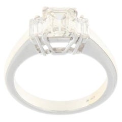 Anillo de compromiso de oro blanco de 18 quilates con una esmeralda de 1,40 quilates y diamantes de talla baguette