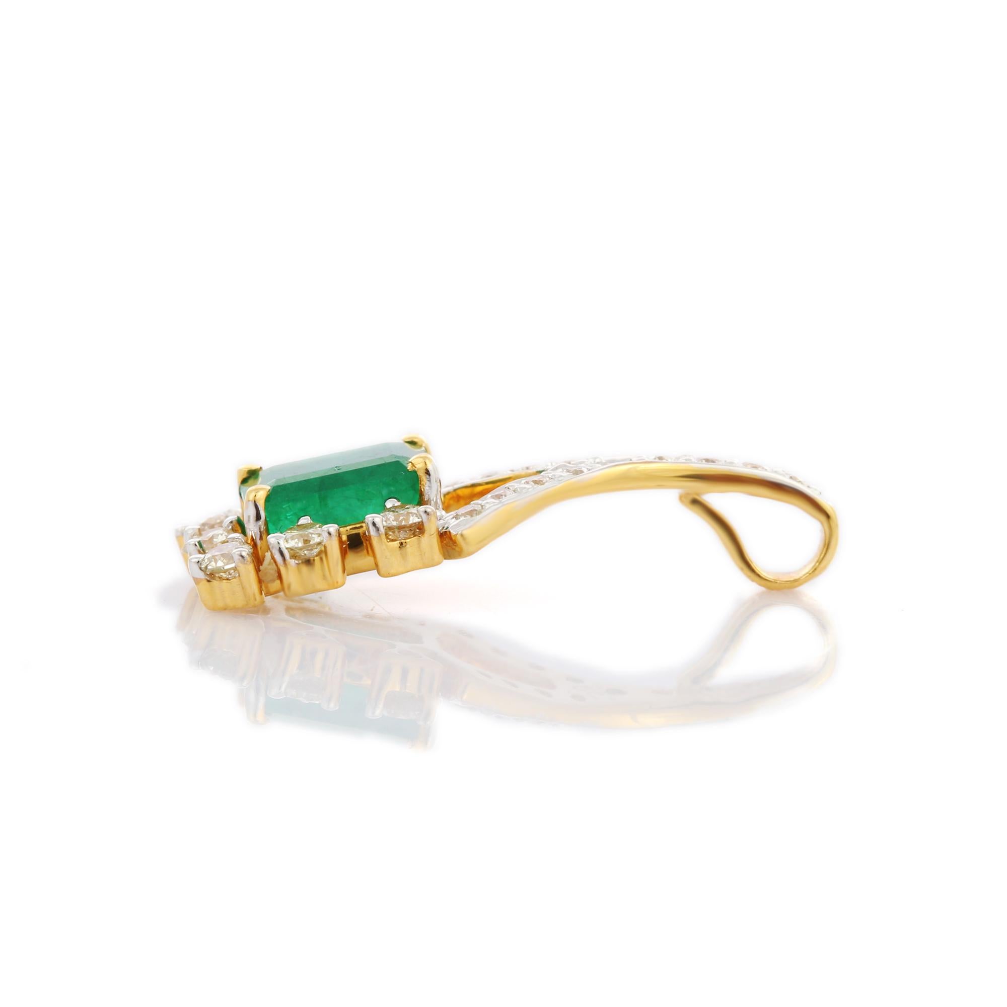 Moderne Pendentif Handcraft en or jaune 18 carats avec émeraude et diamants en vente