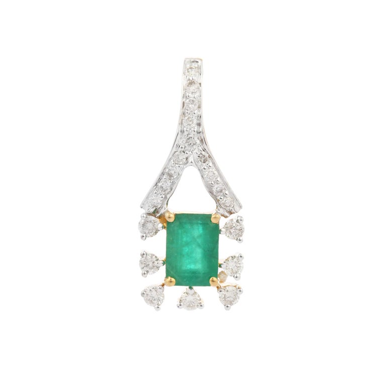 Handcraft Emerald Pendant with Diamonds in 18K Yellow Gold  In New Condition For Sale In Houston, TX