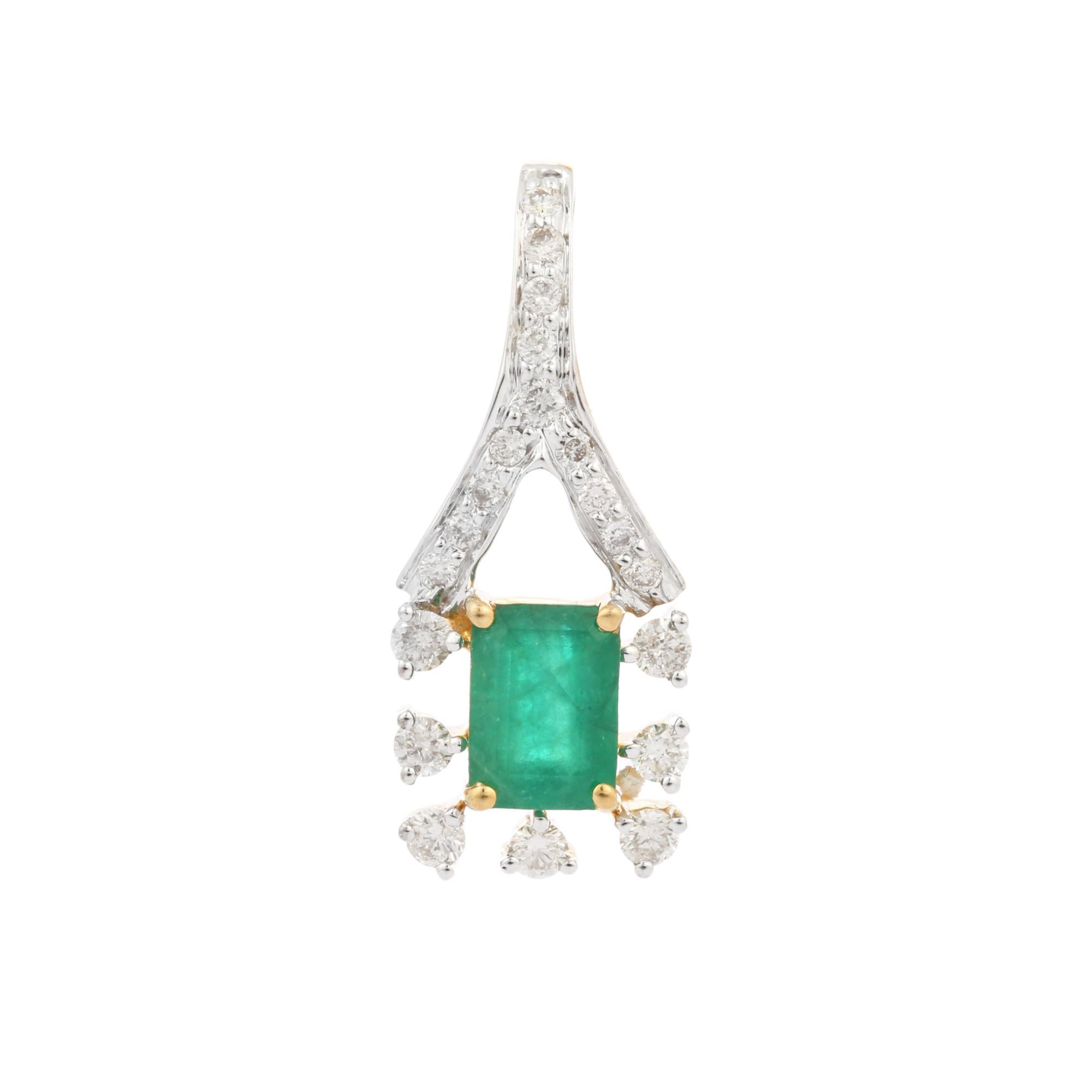 Pendentif Handcraft en or jaune 18 carats avec émeraude et diamants Neuf - En vente à New York, NY