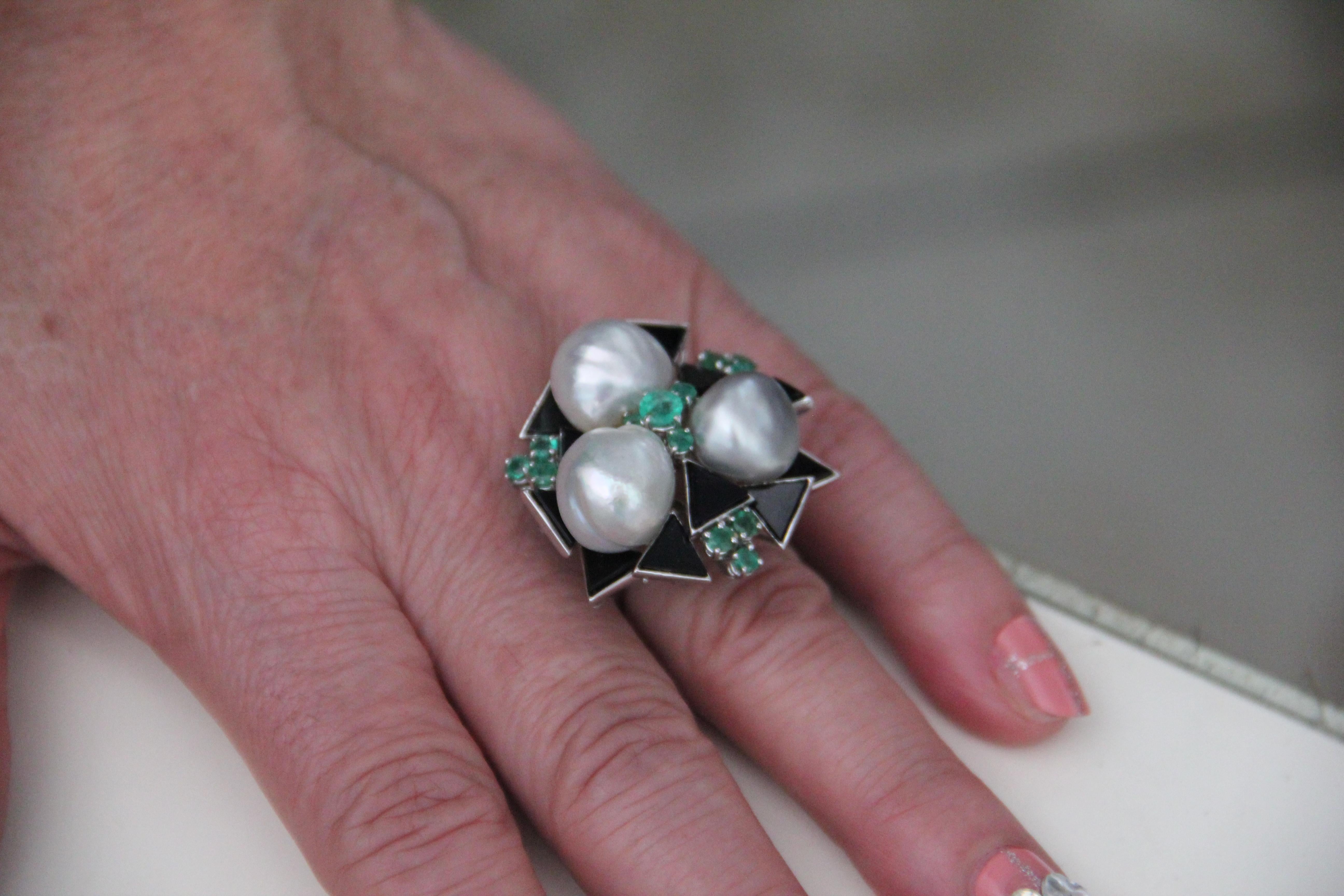 Handcraft Baroque Pearls 18 Karat White Gold Onyx Emerald Cocktail Ring For Sale 2