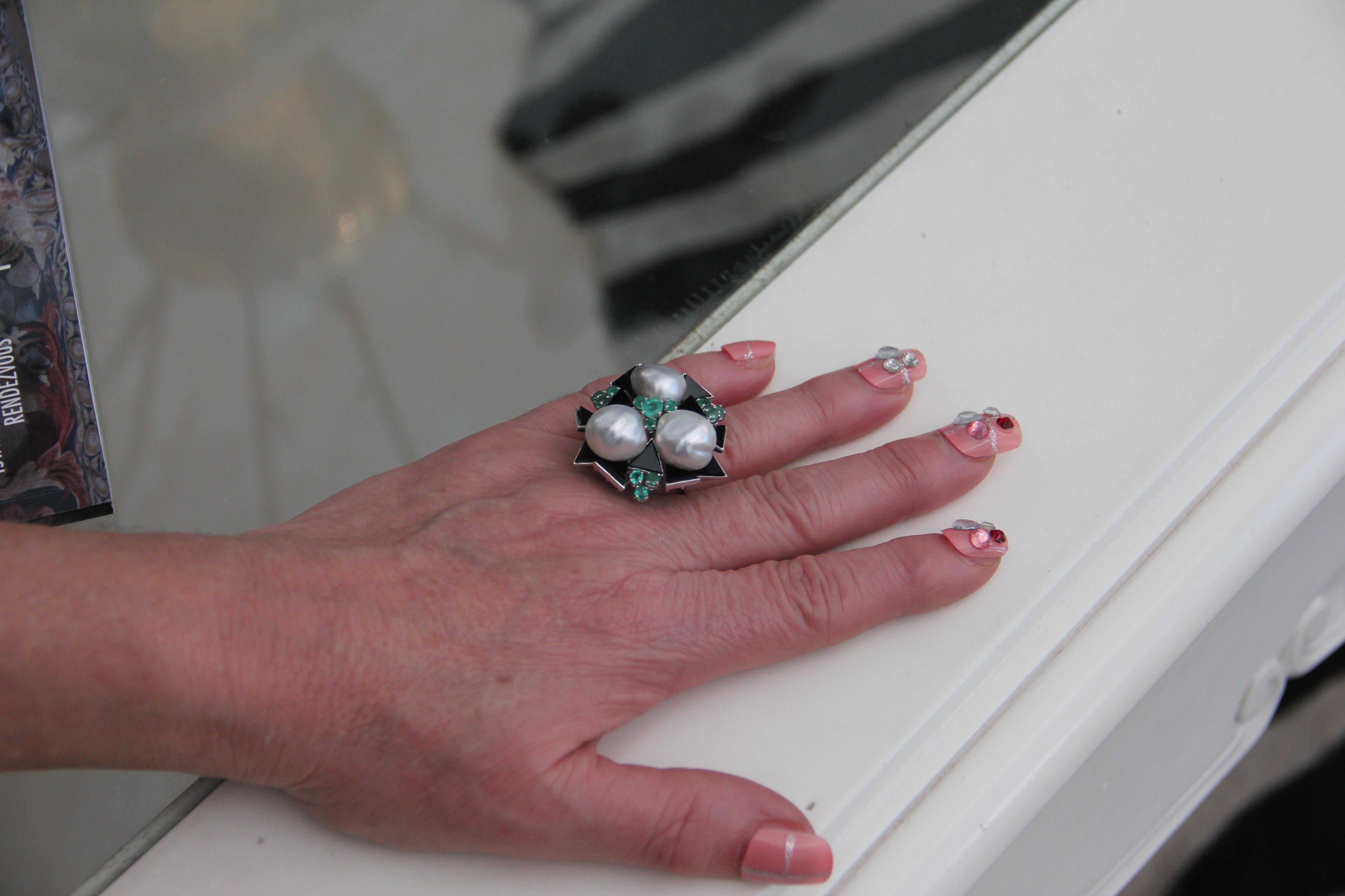 Handcraft Baroque Pearls 18 Karat White Gold Onyx Emerald Cocktail Ring For Sale 3