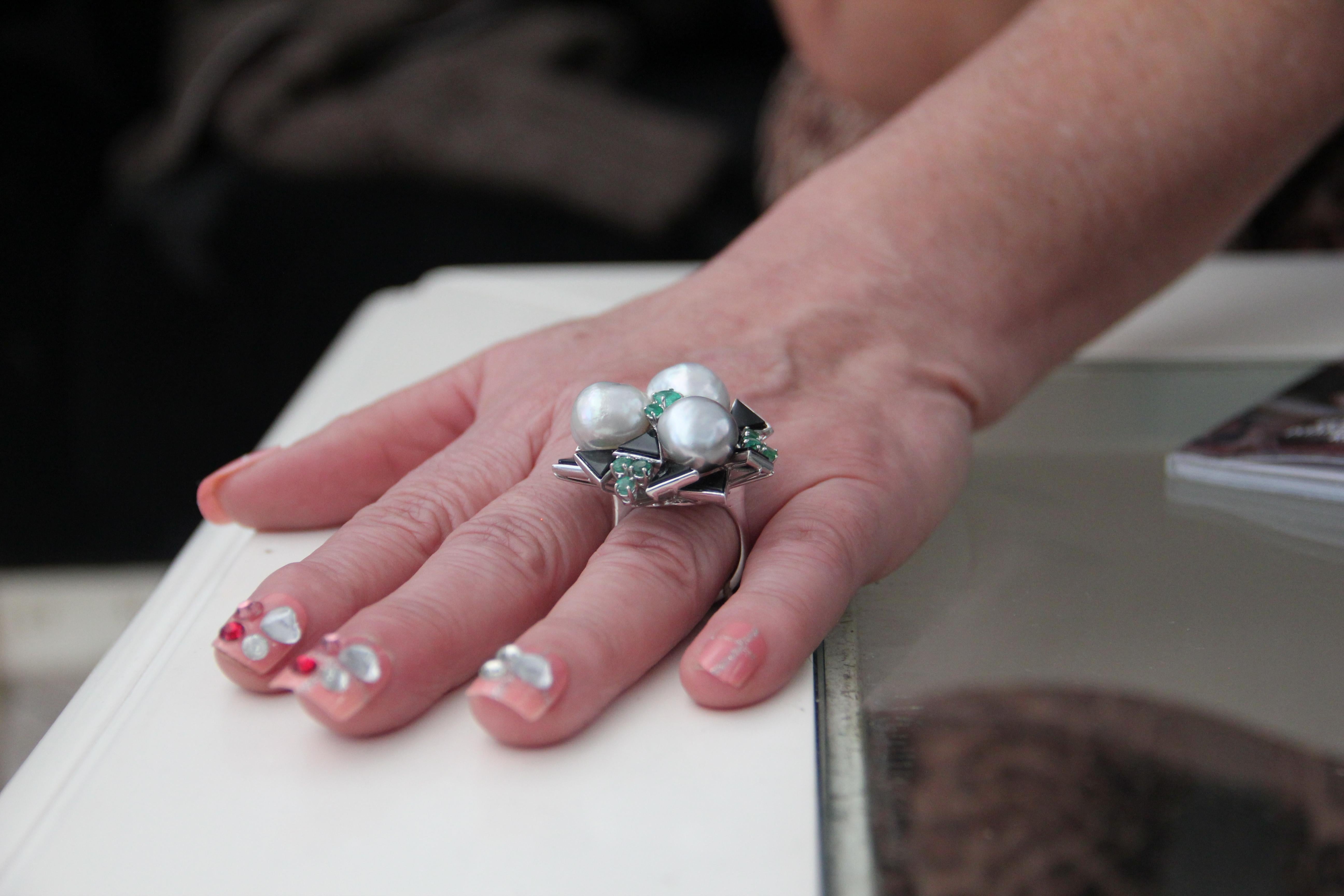 Handcraft Baroque Pearls 18 Karat White Gold Onyx Emerald Cocktail Ring For Sale 4