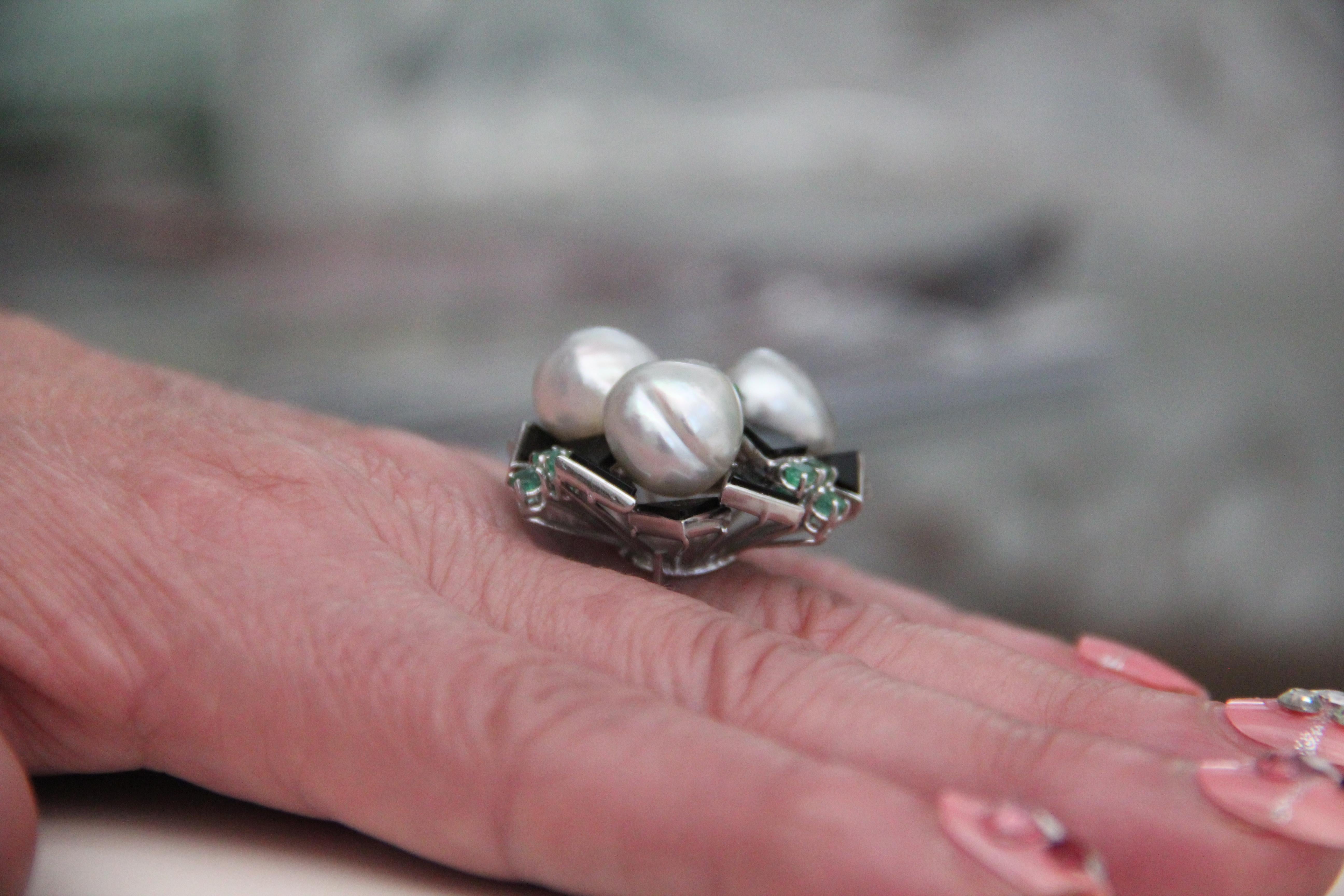 Handcraft Baroque Pearls 18 Karat White Gold Onyx Emerald Cocktail Ring For Sale 5