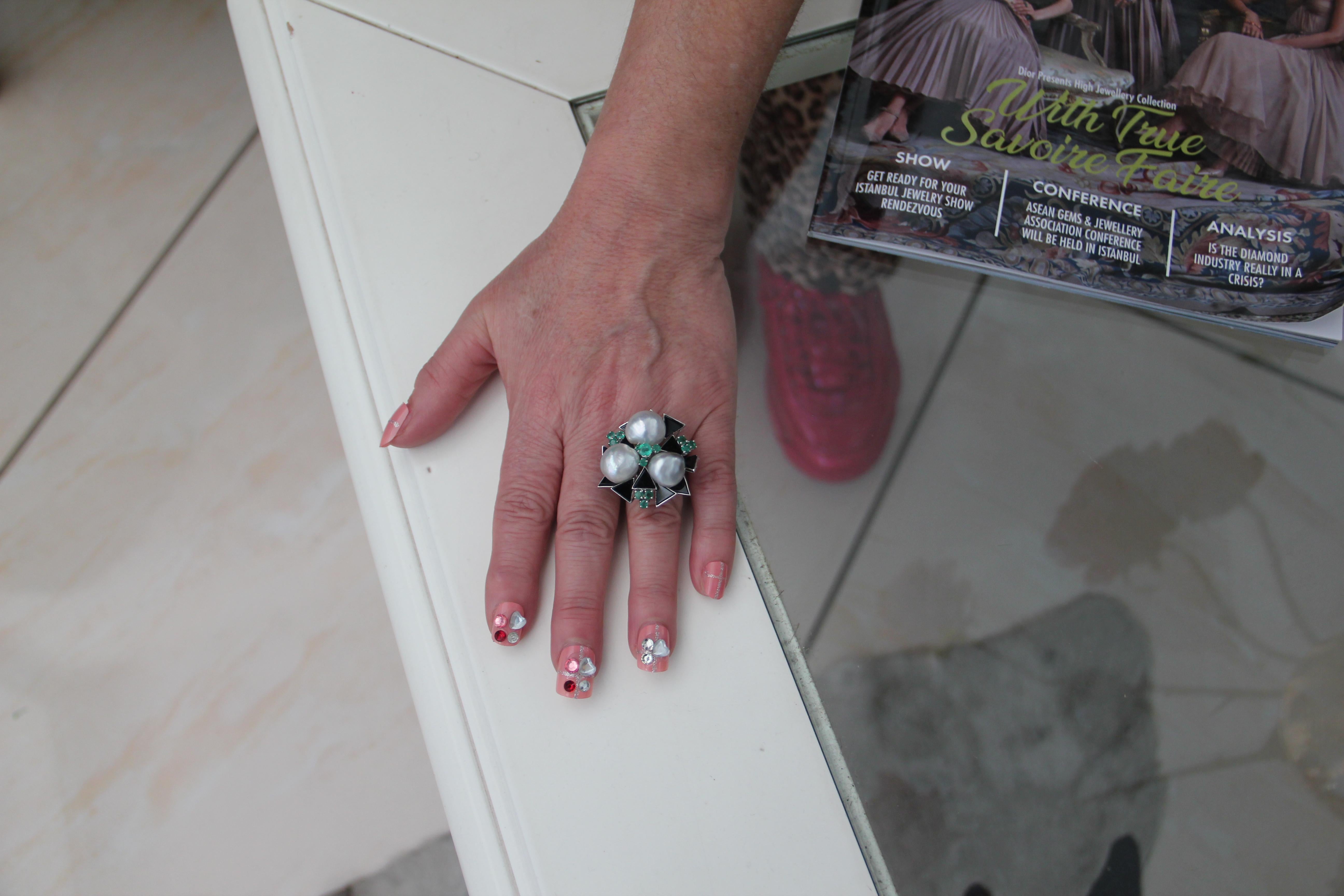 Handcraft Baroque Pearls 18 Karat White Gold Onyx Emerald Cocktail Ring For Sale 6