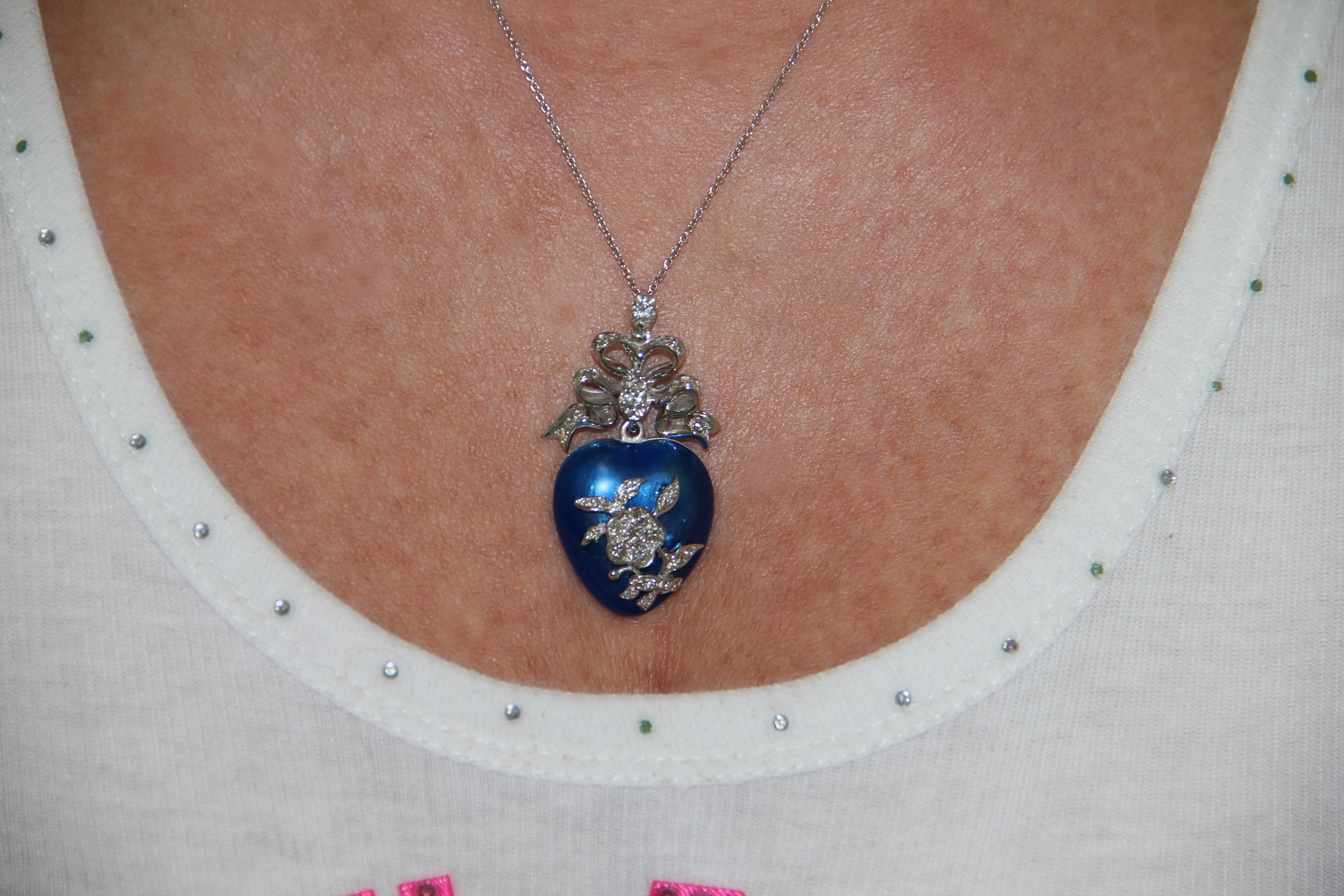Collana con ciondolo in oro bianco 18 carati e diamanti, con cuore smaltato a mano in vendita 2