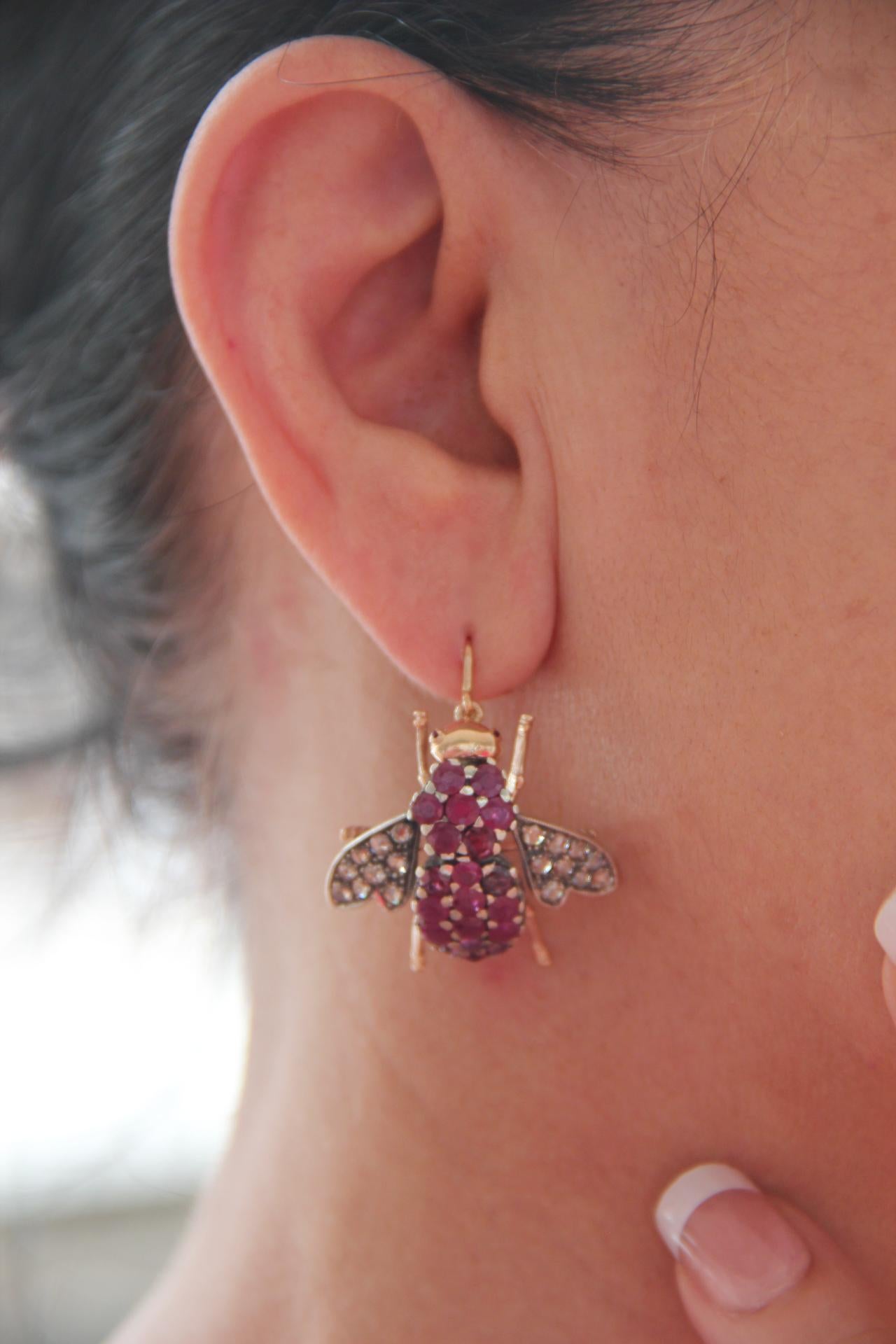 Pendants d'oreilles en or jaune 14 carats avec diamants et rubis Flies, fabrication artisanale en vente 1