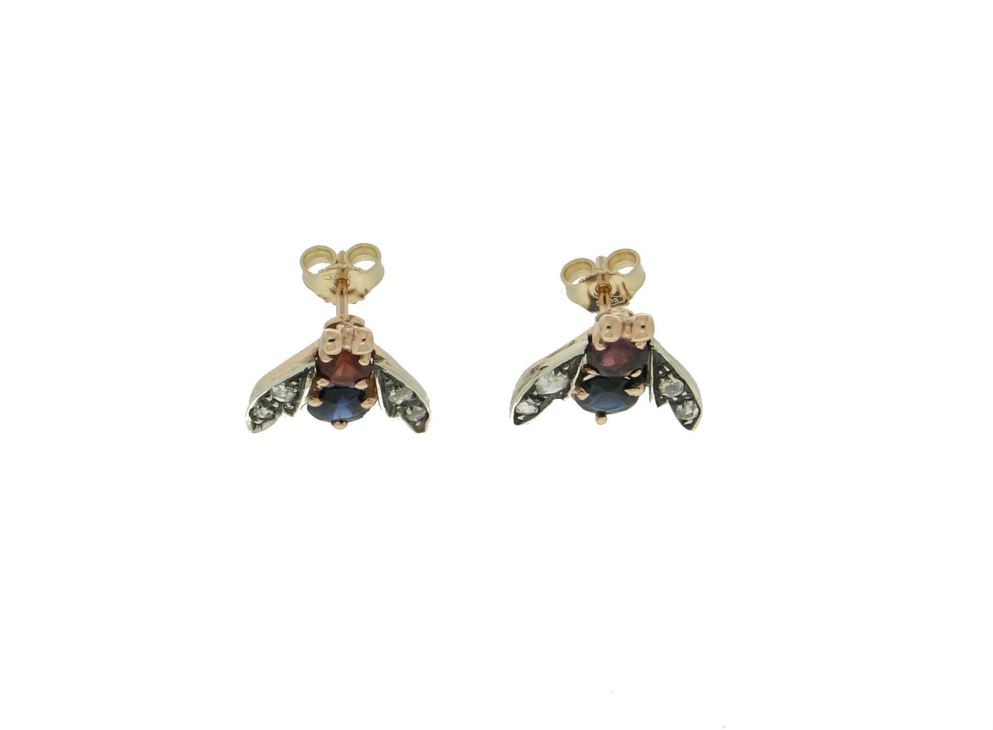Beautiful earrings in the shape of small flies in 14 karat gold and 800 thousandths silver made with precision and entirely by hand by our skilled artisans.
The flies have a particular meaning in the culture of the jewel, the legend tells that they