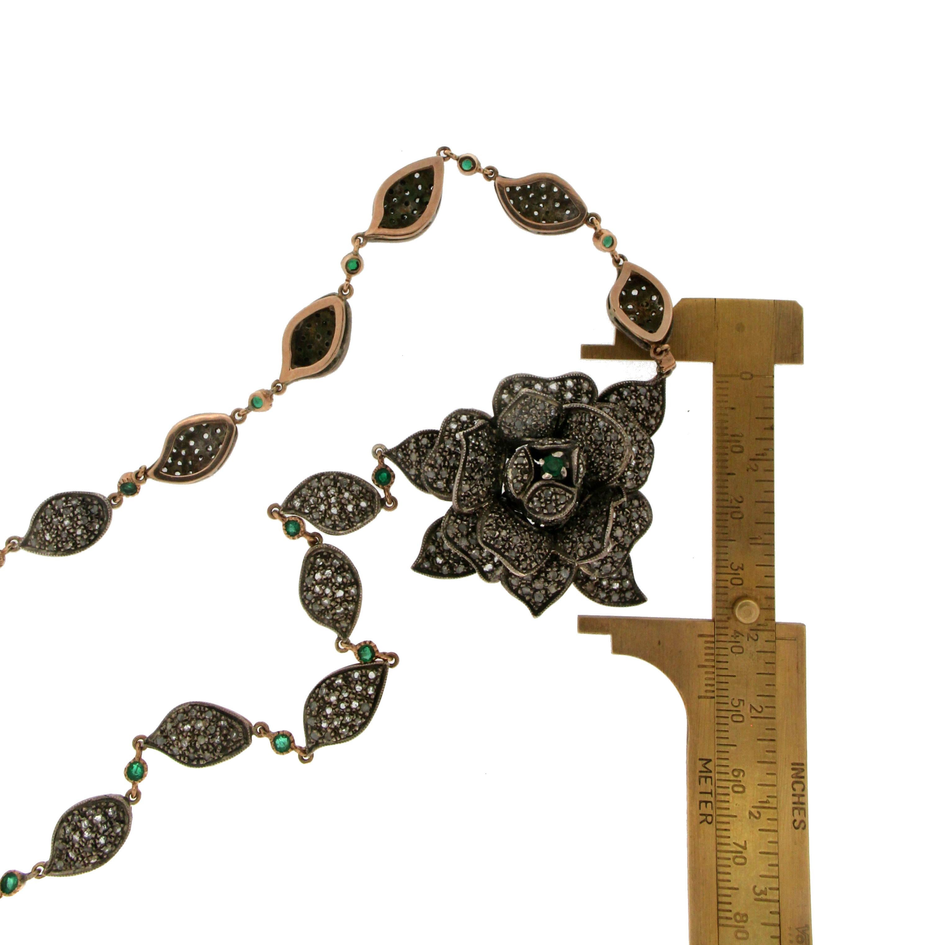Handgefertigte Blumen-Halskette aus 14 Karat Gelbgold mit Diamanten und Smaragden im Zustand „Neu“ im Angebot in Marcianise, IT