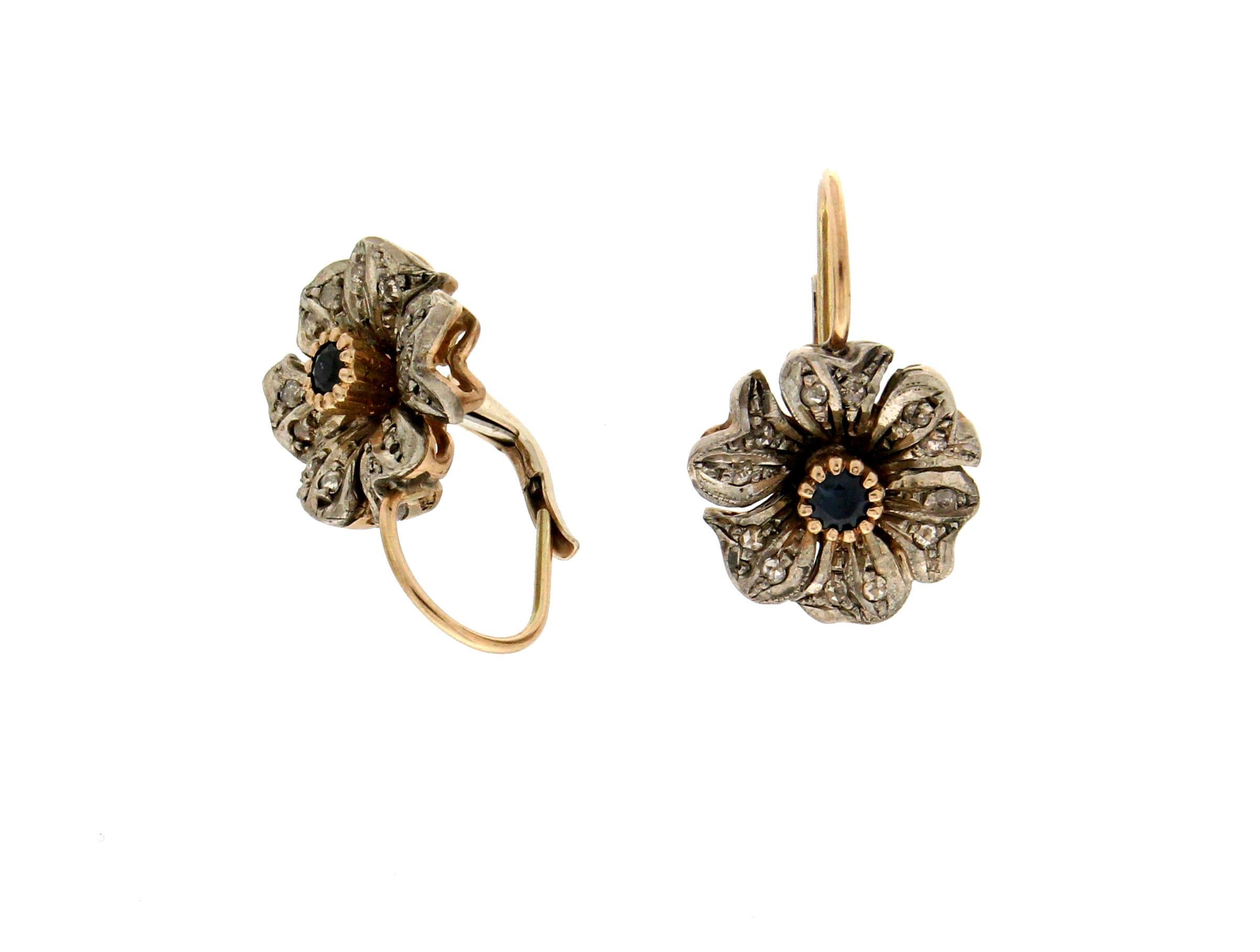 Artisan Boucles d'oreilles en goutte en or jaune 14 carats avec fleurs, saphirs et diamants, fabrication artisanale