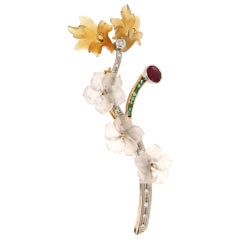 Broche Artesanal Flores Oro Blanco y Amarillo 18 Kilates Diamantes Esmeraldas Rubí
