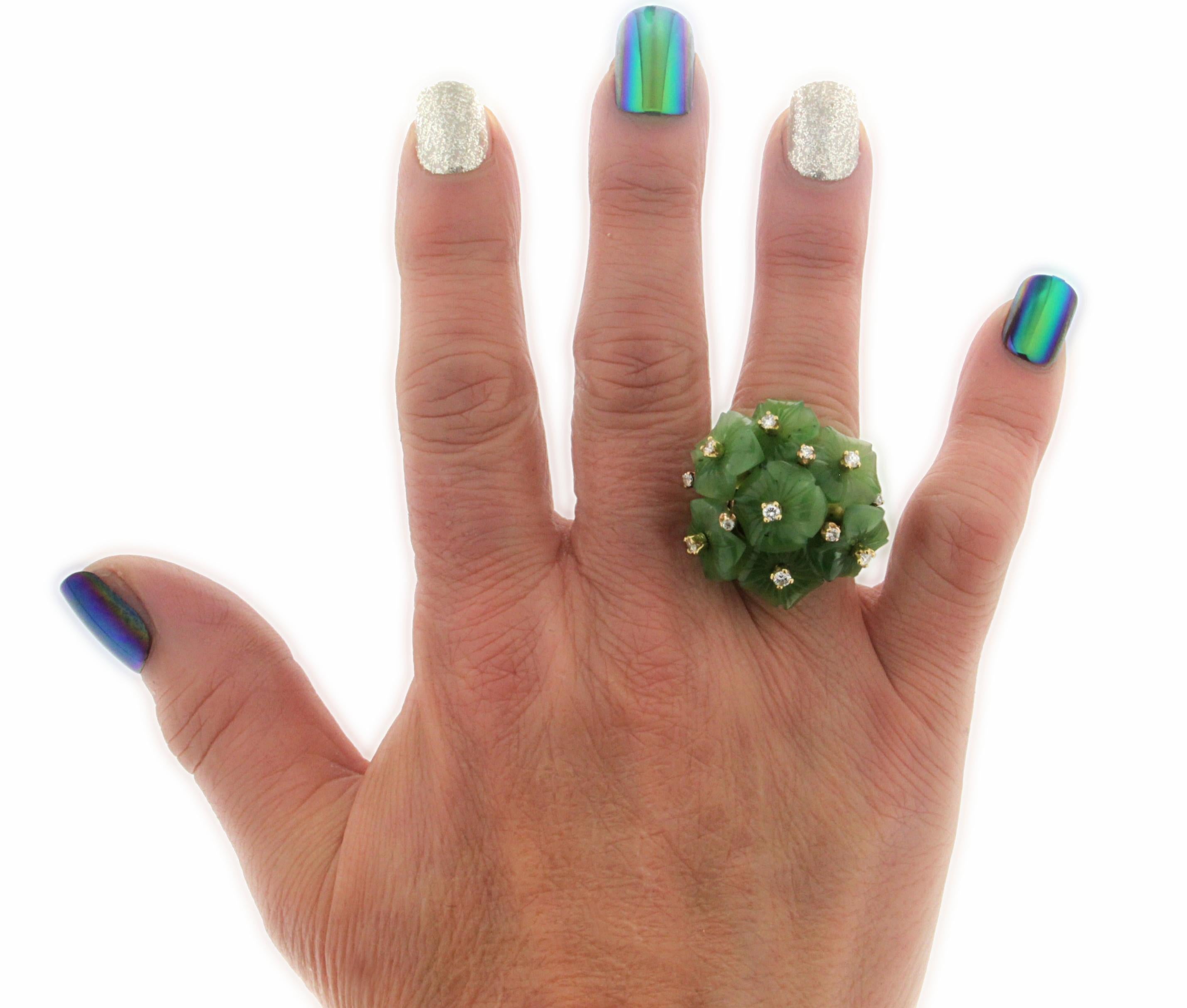 Bague cocktail artisanale fleurs en jade et or jaune 14 carats avec diamants en vente 6