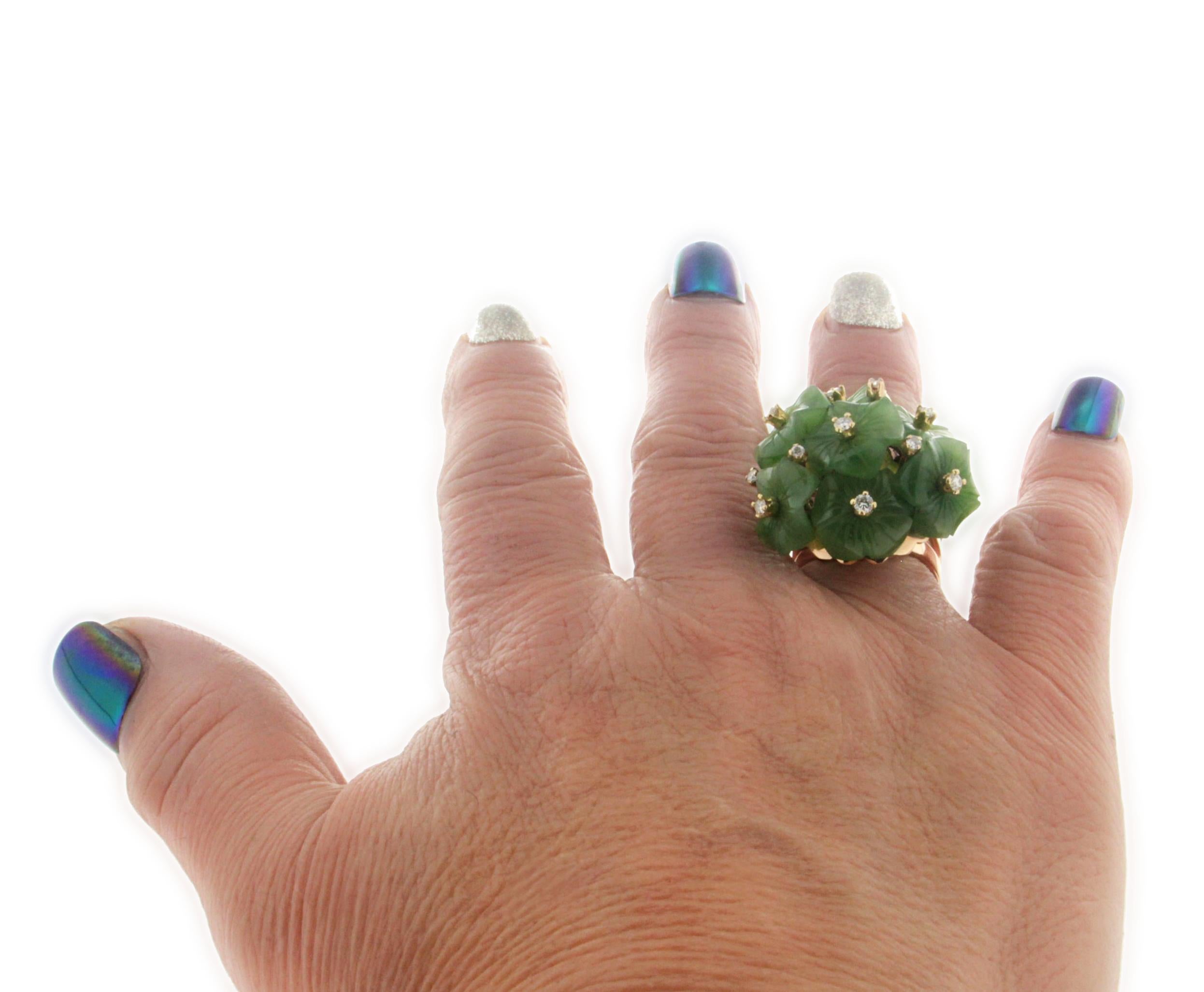 Bague cocktail artisanale fleurs en jade et or jaune 14 carats avec diamants en vente 7