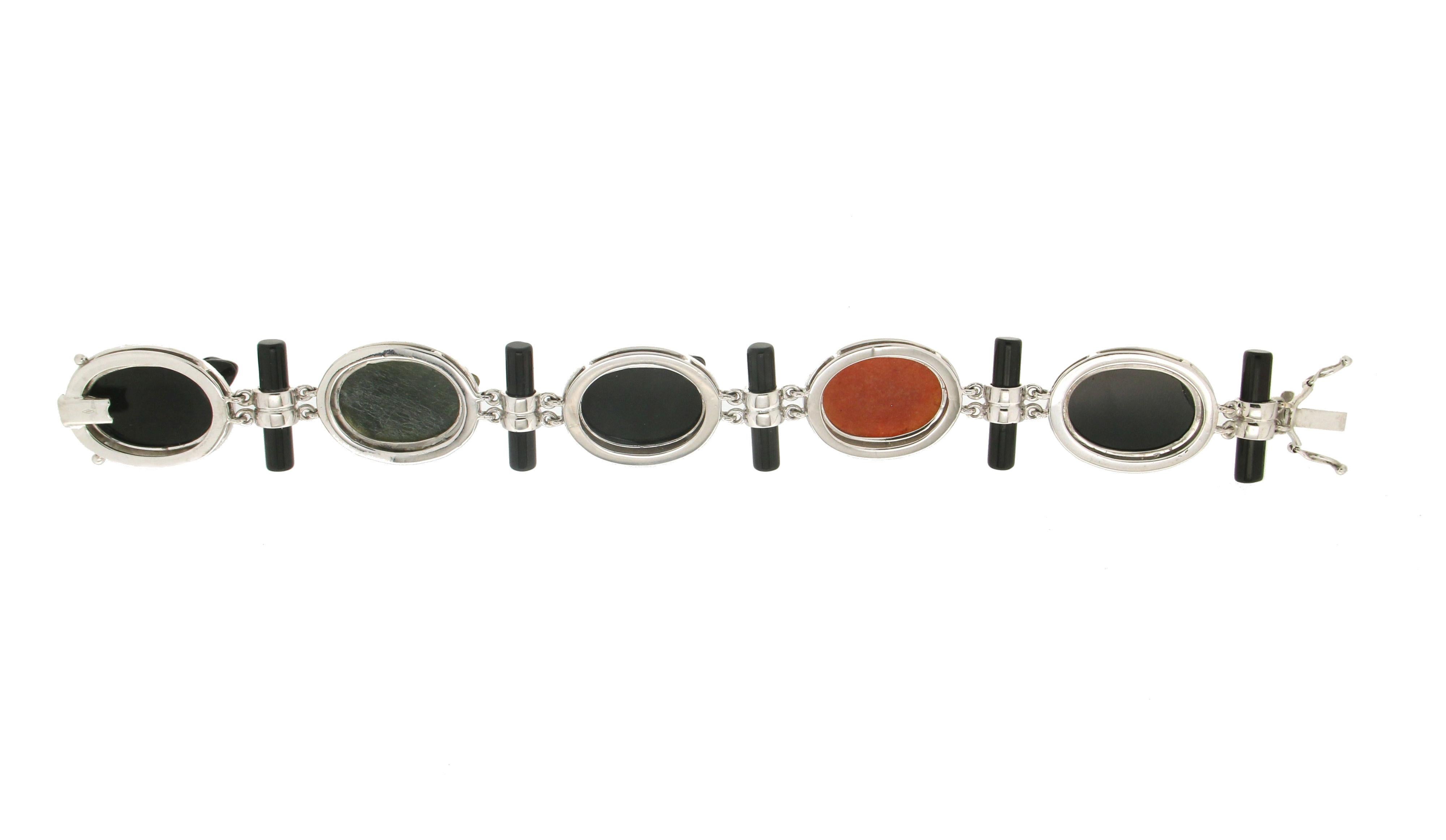 Taglio misto Bracciale a forma di rana in oro bianco 18 carati con diamanti e onice in vendita