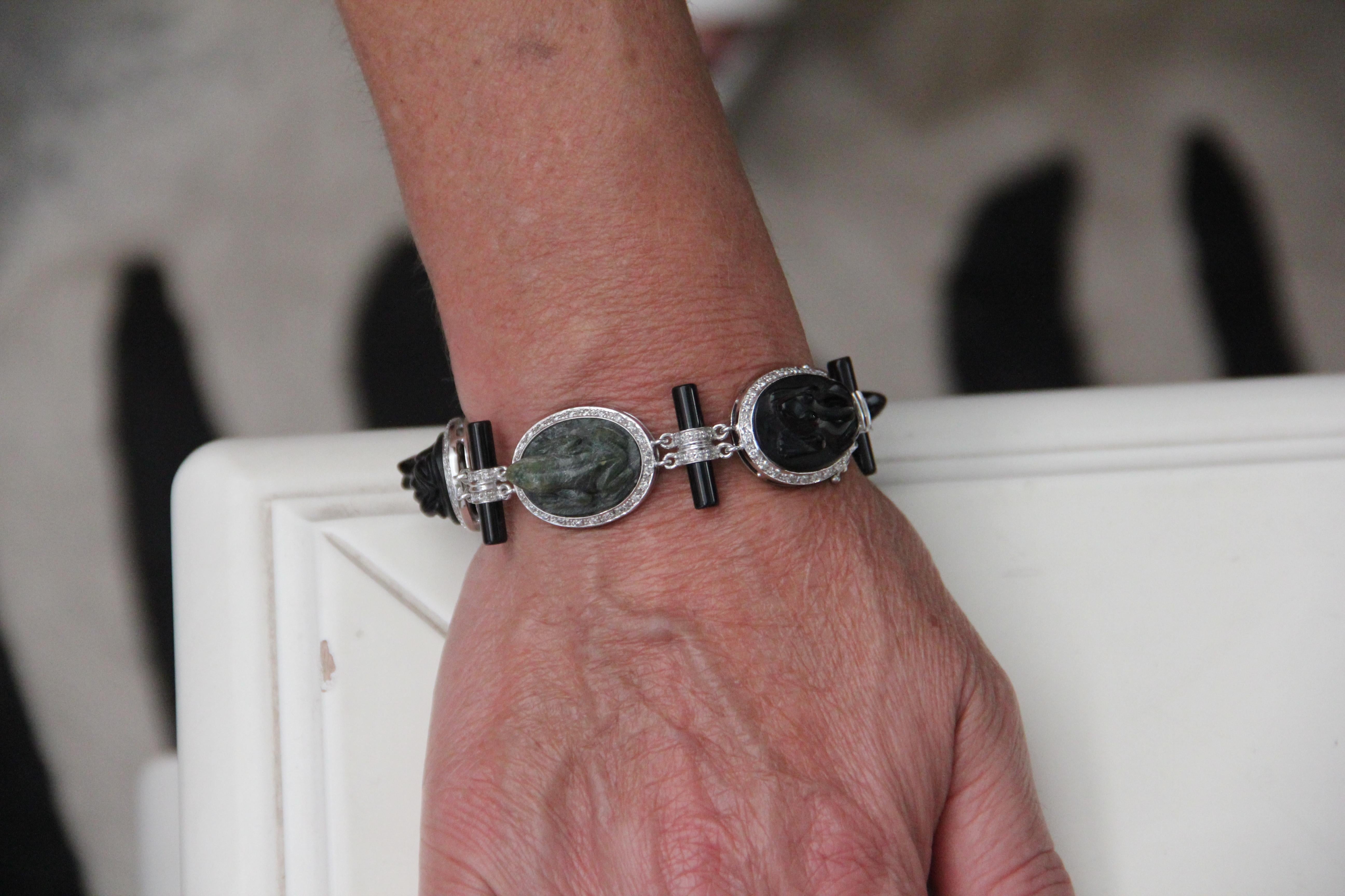 Donna Bracciale a forma di rana in oro bianco 18 carati con diamanti e onice in vendita