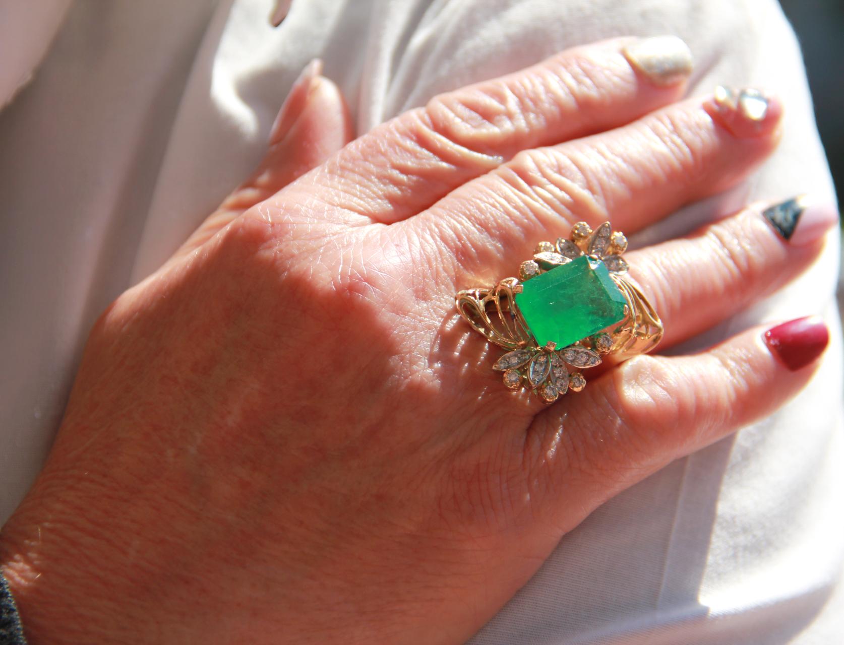 Handcraft Green Emerald Yellow Gold Diamonds Cocktail Ring 5