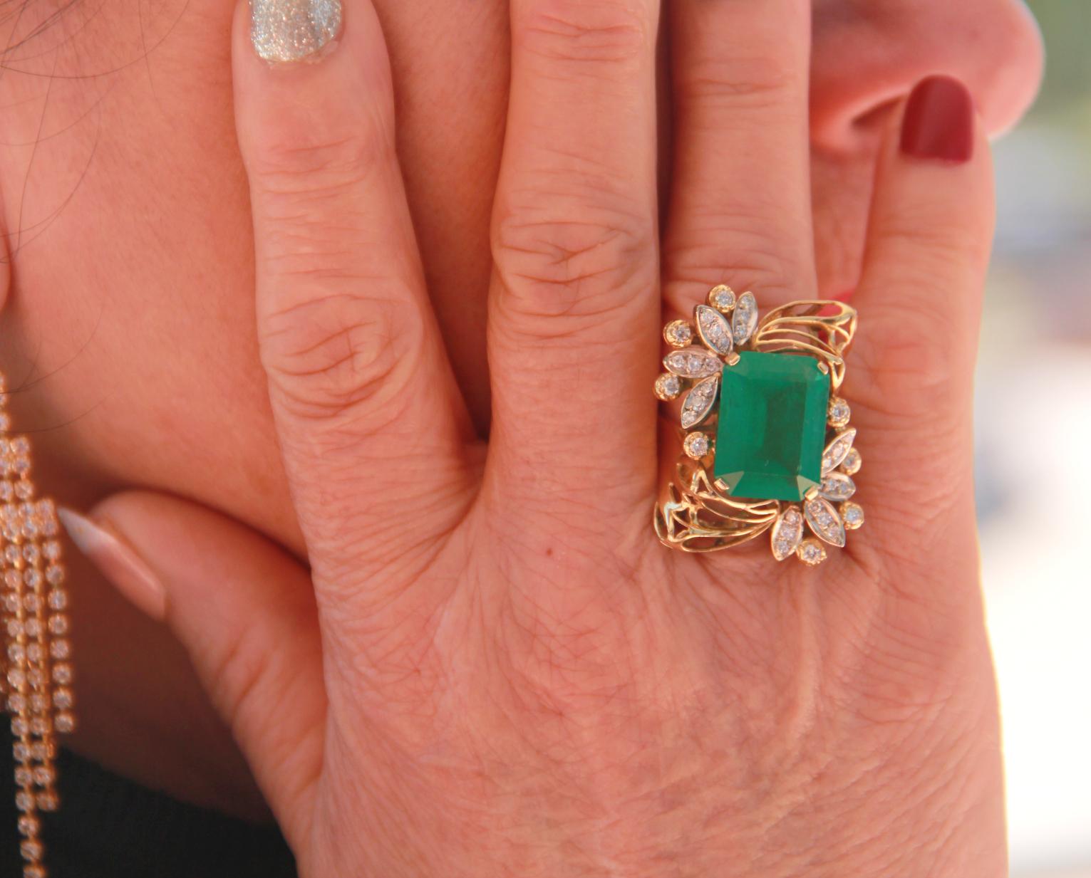 Handcraft Green Emerald Yellow Gold Diamonds Cocktail Ring 6