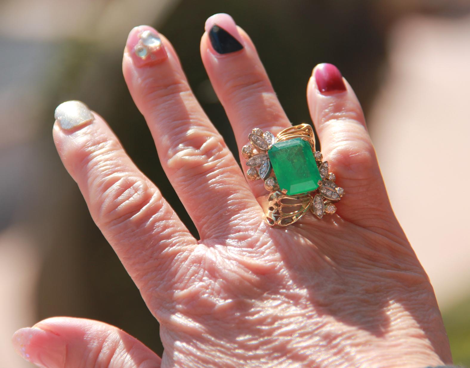 Handcraft Green Emerald Yellow Gold Diamonds Cocktail Ring 7