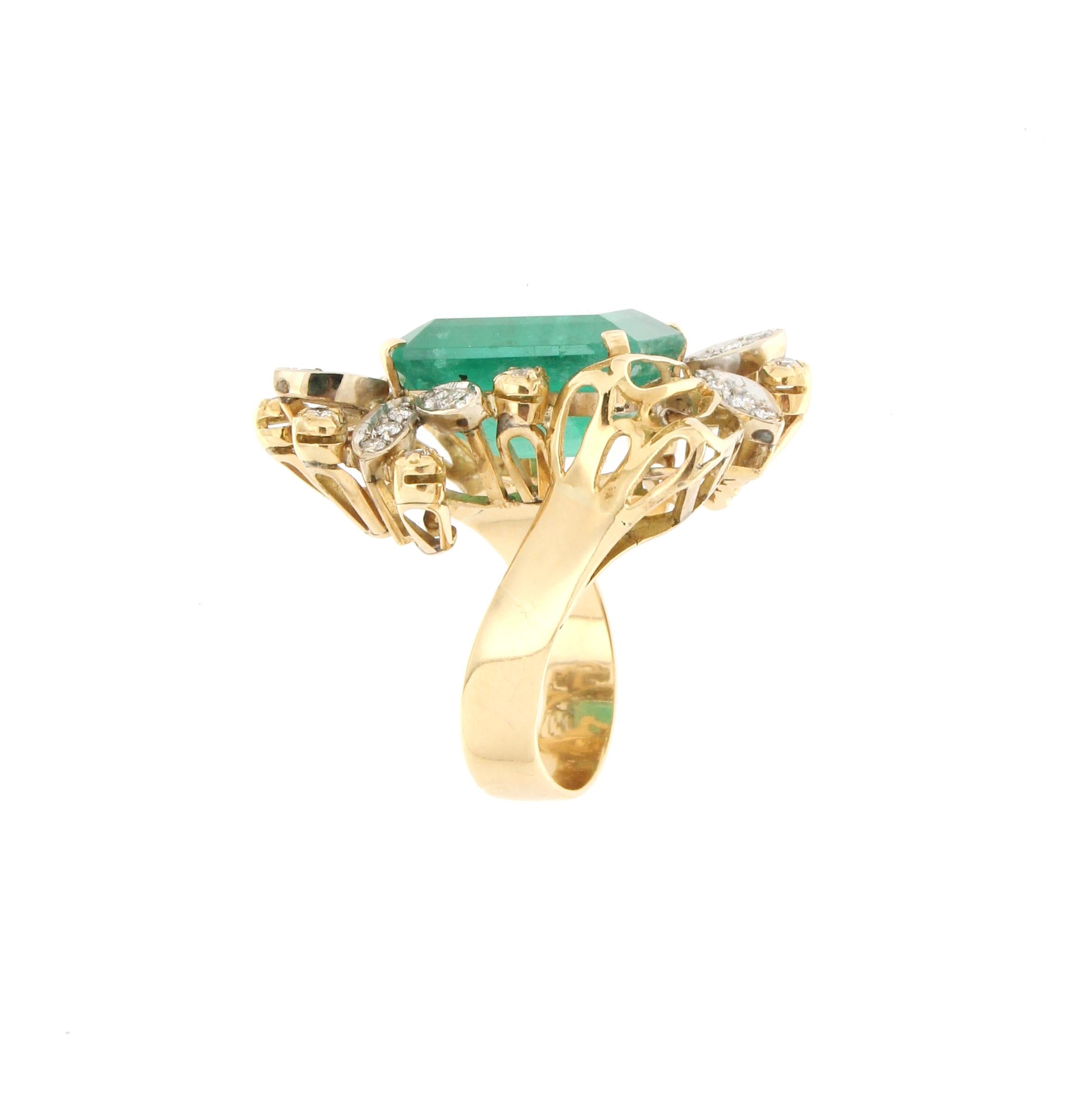 Handcraft Green Emerald Yellow Gold Diamonds Cocktail Ring In New Condition In Marcianise, IT