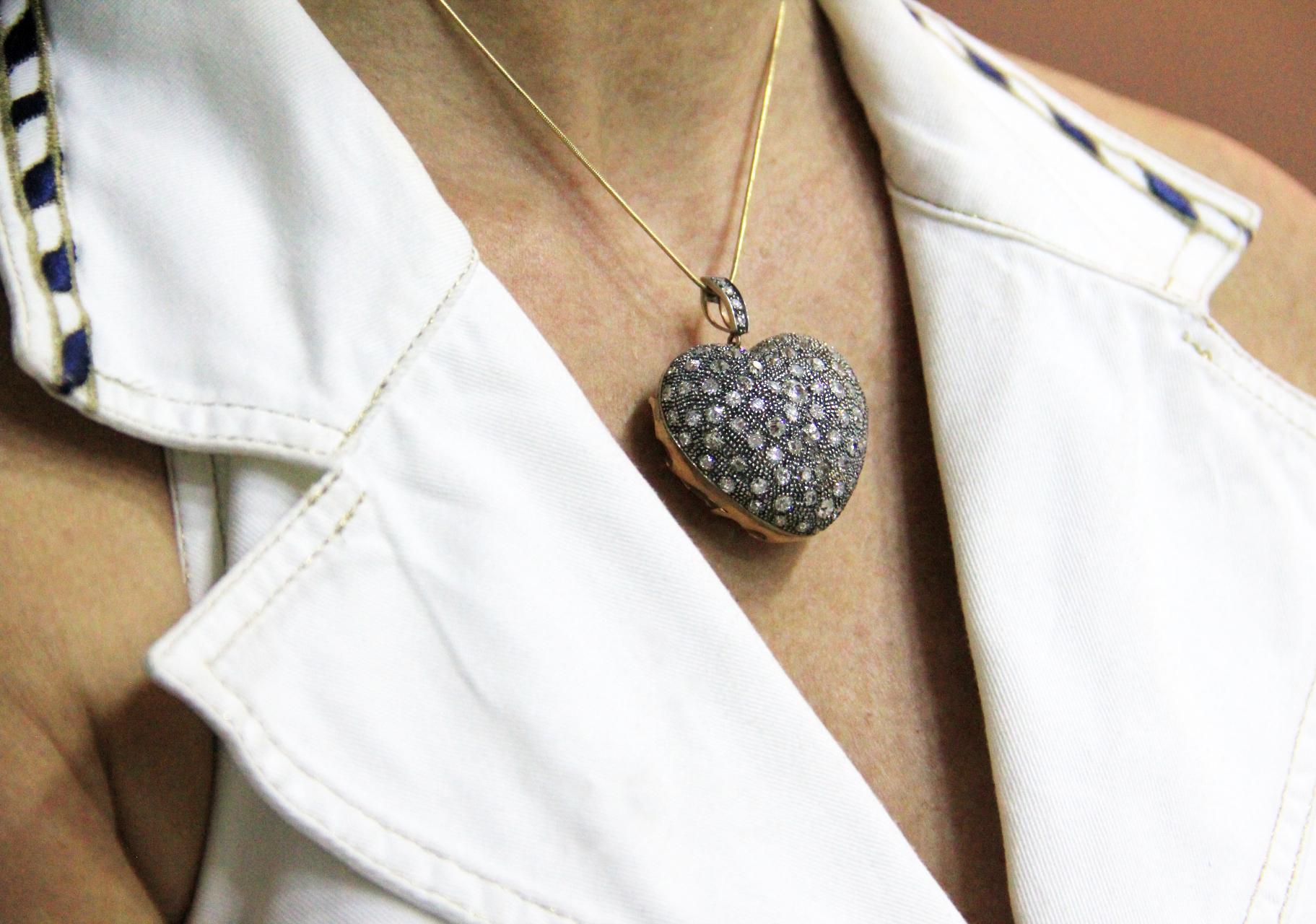 Handcraft Heart 14 Karat Yellow Gold Diamonds Pendant Necklace For Sale 4