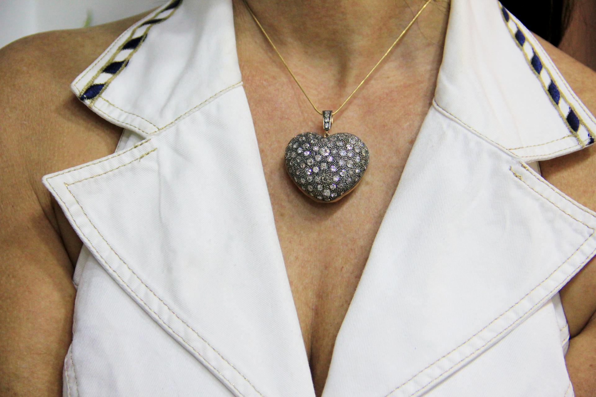 Handcraft Heart 14 Karat Yellow Gold Diamonds Pendant Necklace For Sale 2