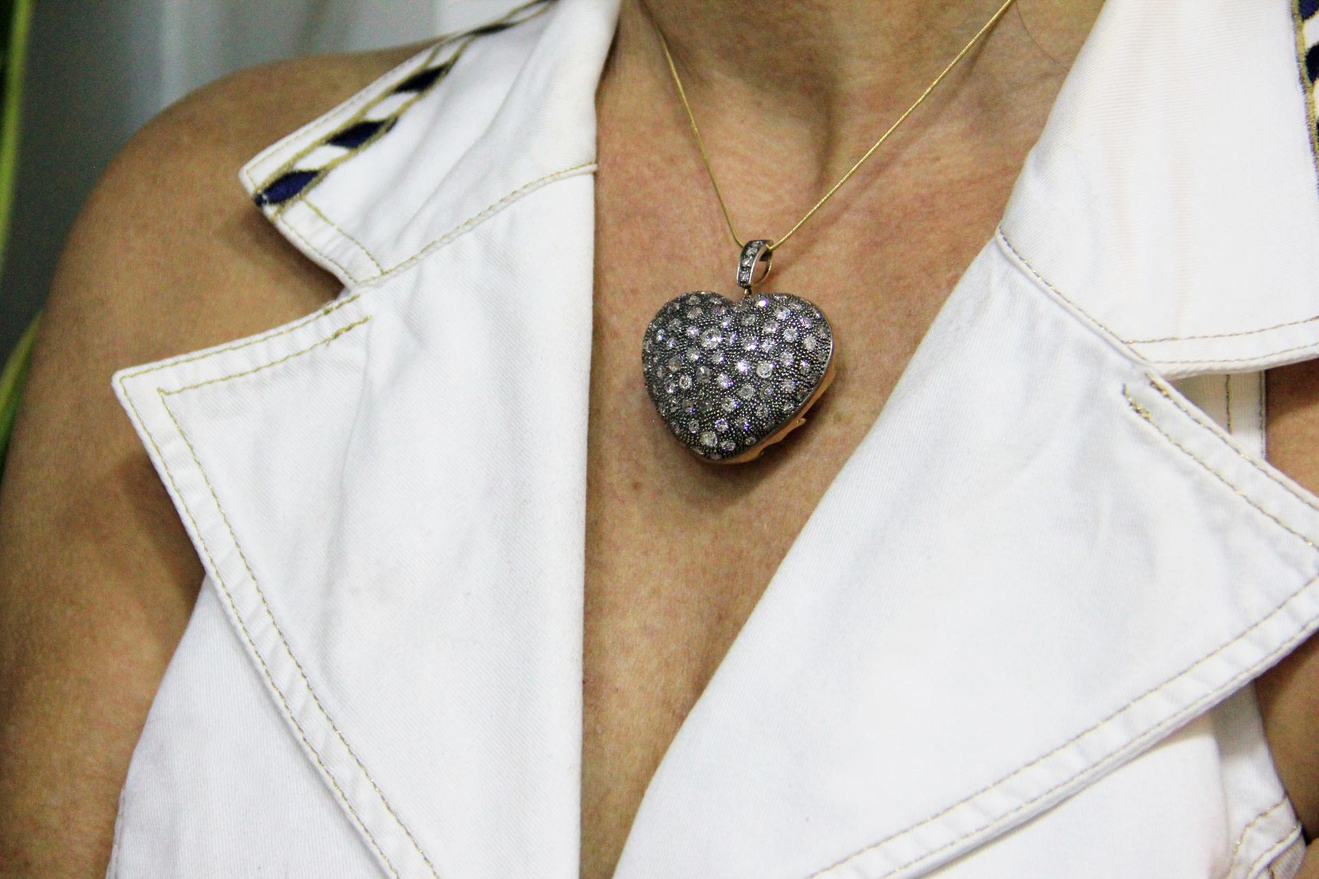 Handcraft Heart 14 Karat Yellow Gold Diamonds Pendant Necklace For Sale 3