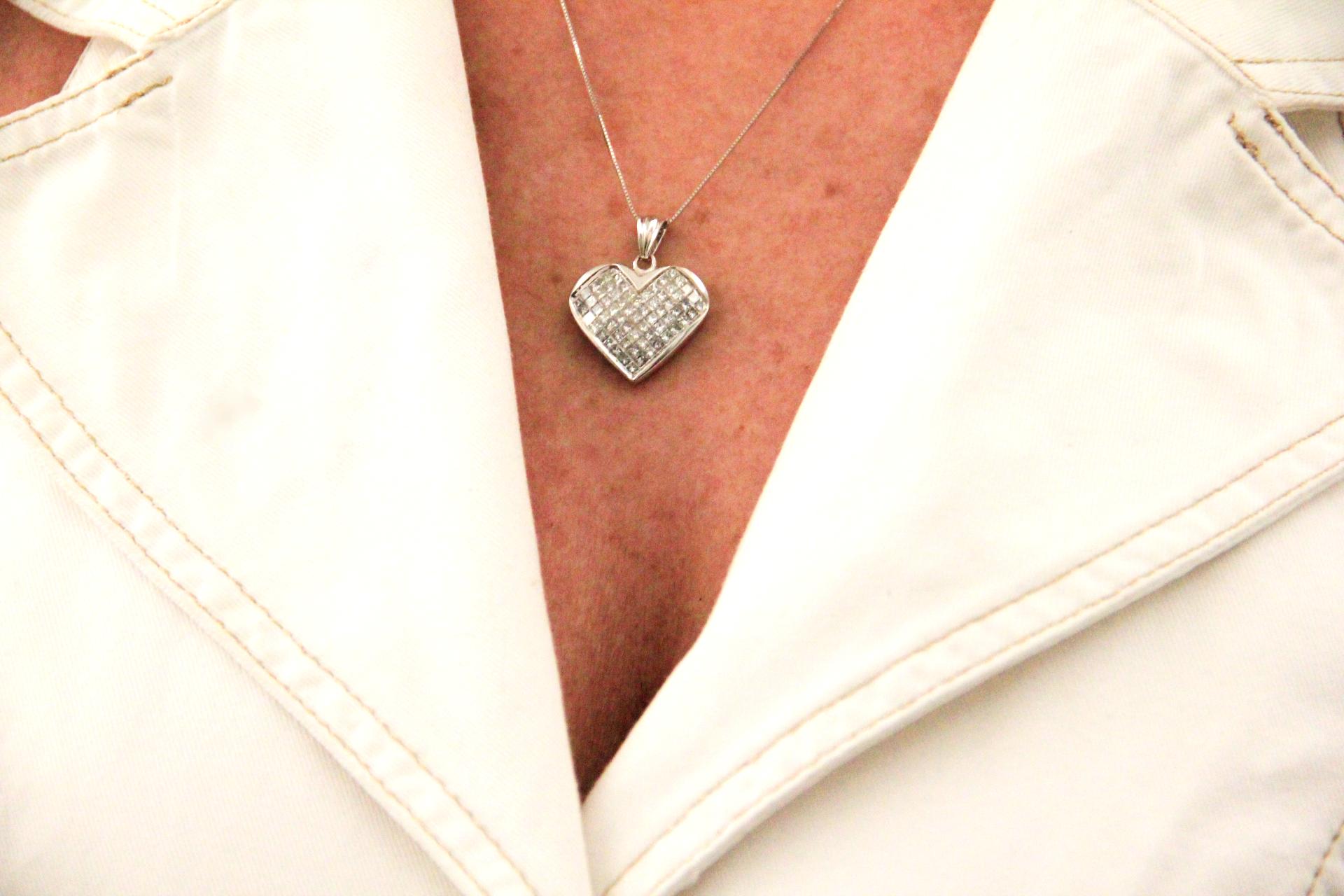 Handcraft Heart 18 Karat White Gold Diamonds Pendant Necklace In New Condition For Sale In Marcianise, IT