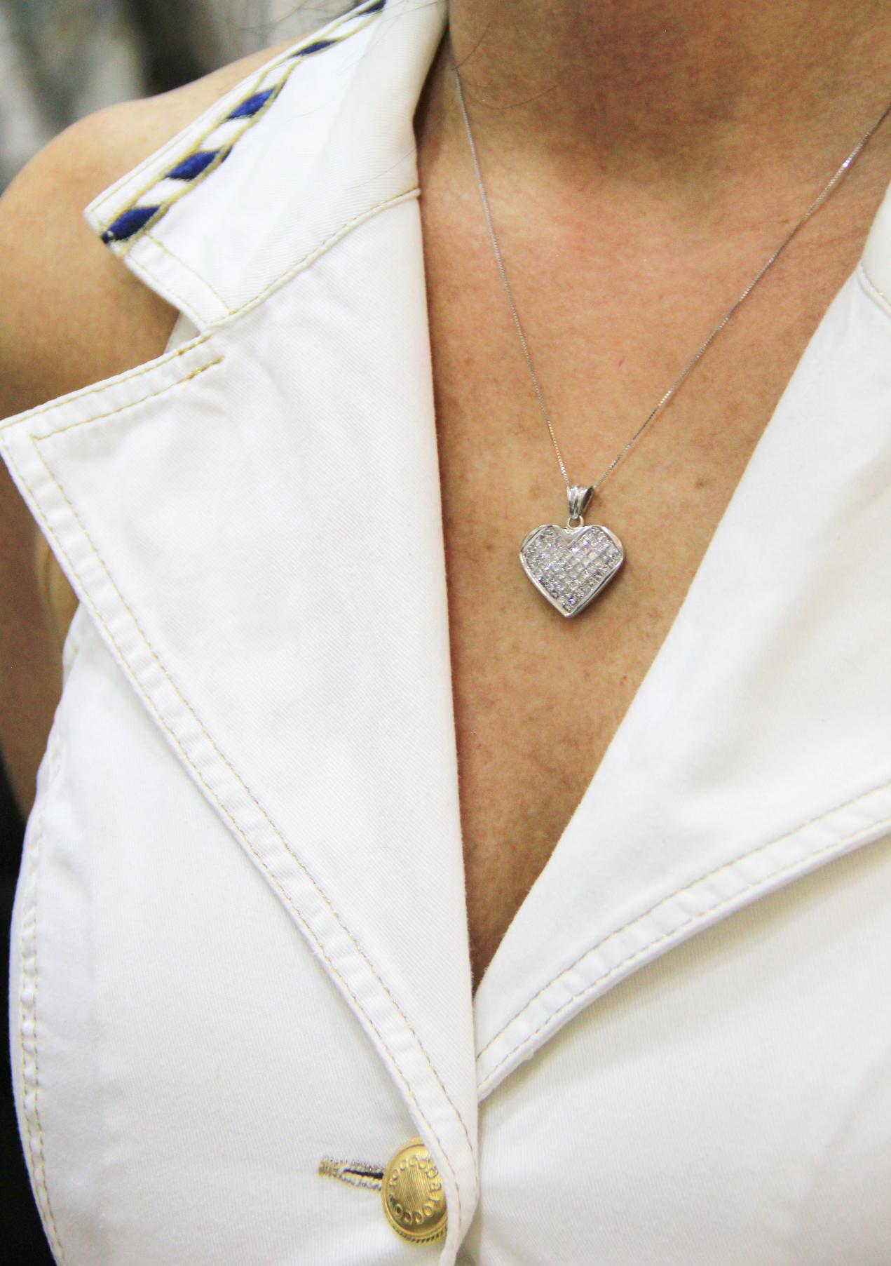 Handcraft Heart 18 Karat White Gold Diamonds Pendant Necklace For Sale 1