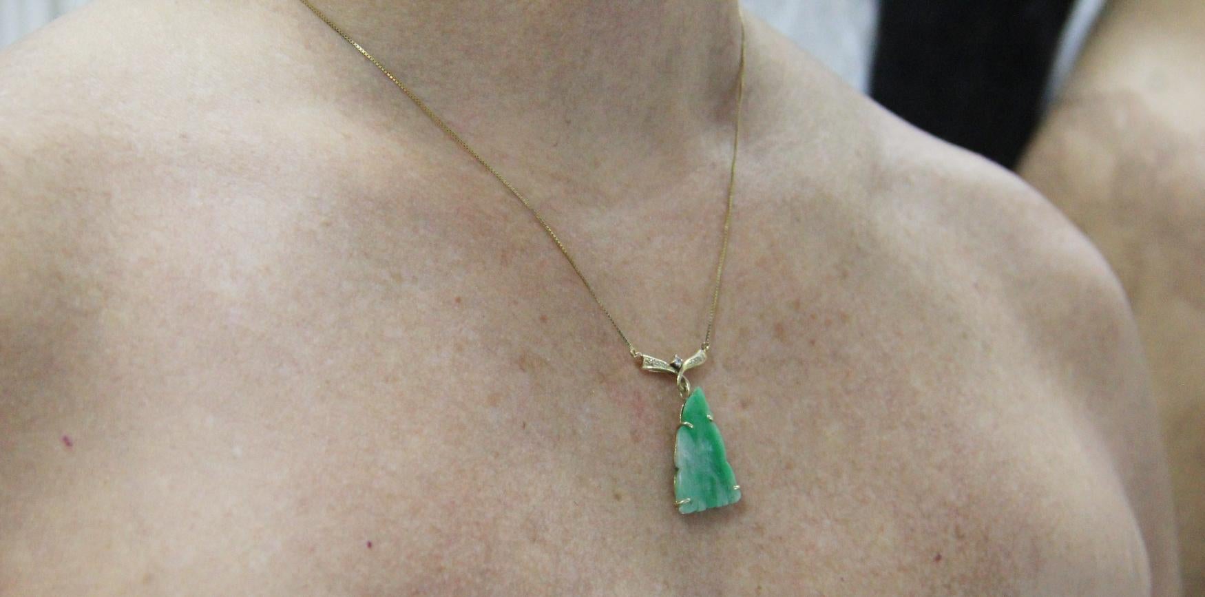 Handgefertigte Halskette aus Jade 14 Karat Gelbgold mit Diamanten-Anhänger im Angebot 3