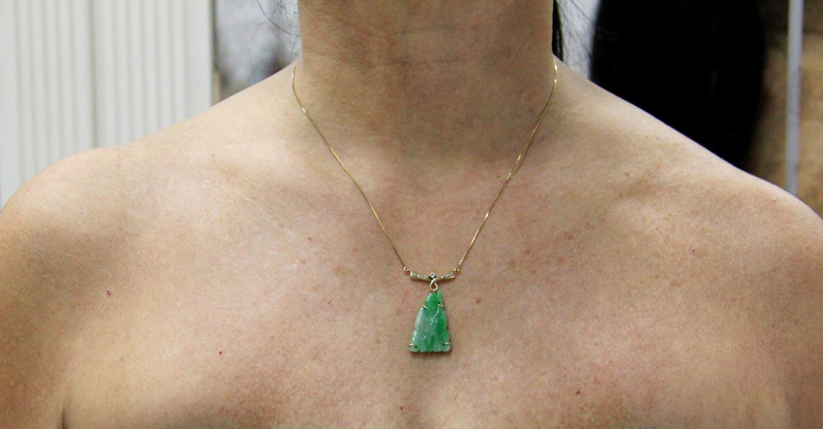 Handgefertigte Halskette aus Jade 14 Karat Gelbgold mit Diamanten-Anhänger im Angebot 4