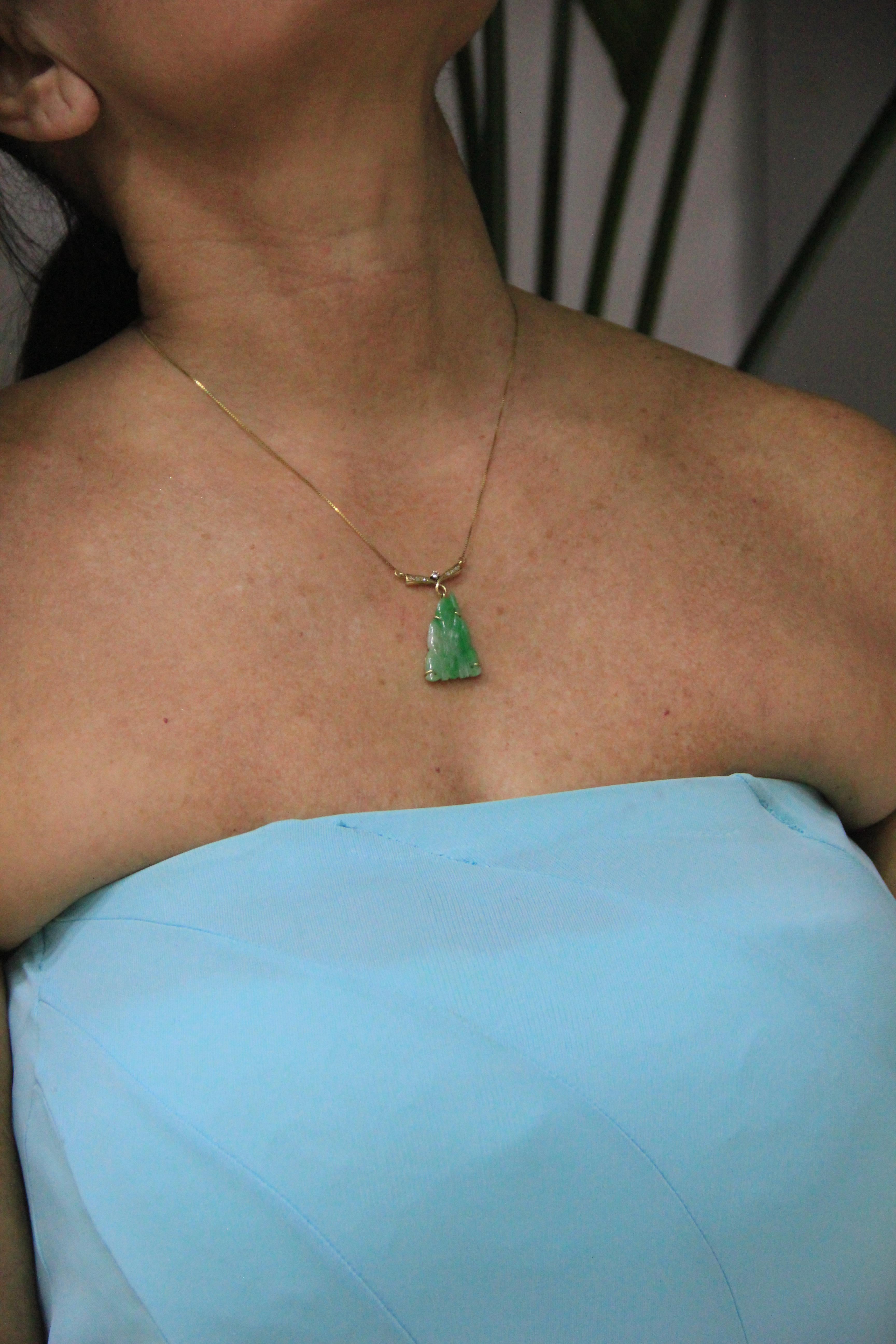 Handgefertigte Halskette aus Jade 14 Karat Gelbgold mit Diamanten-Anhänger für Damen oder Herren im Angebot