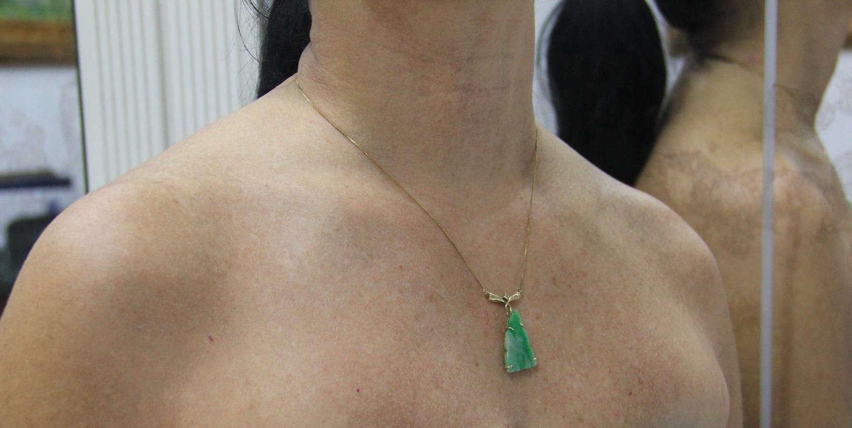 Handgefertigte Halskette aus Jade 14 Karat Gelbgold mit Diamanten-Anhänger im Angebot 2
