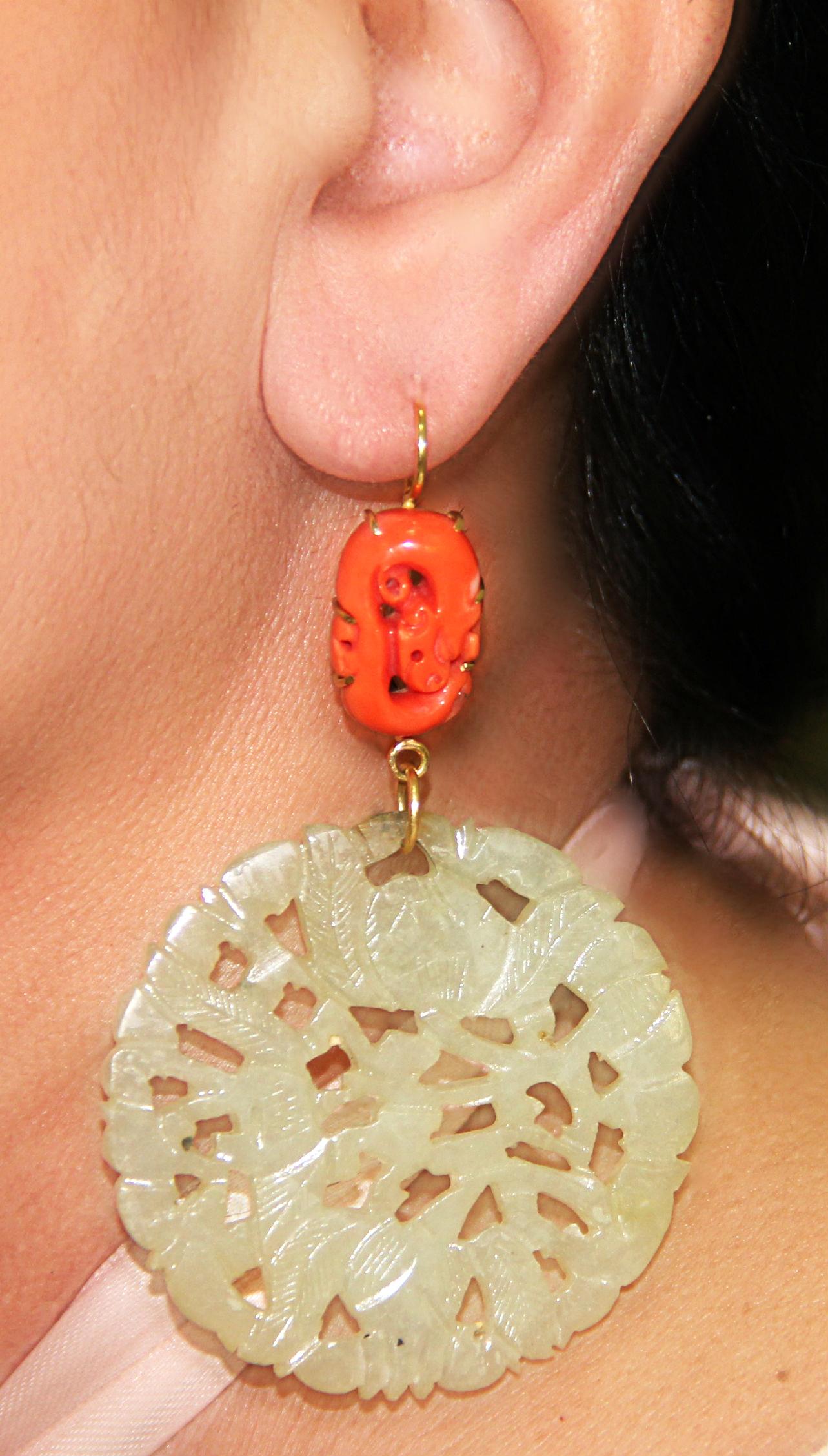 Handgefertigte Jade 18 Karat Gelbgold Koralle Tropfenohrringe im Angebot 1