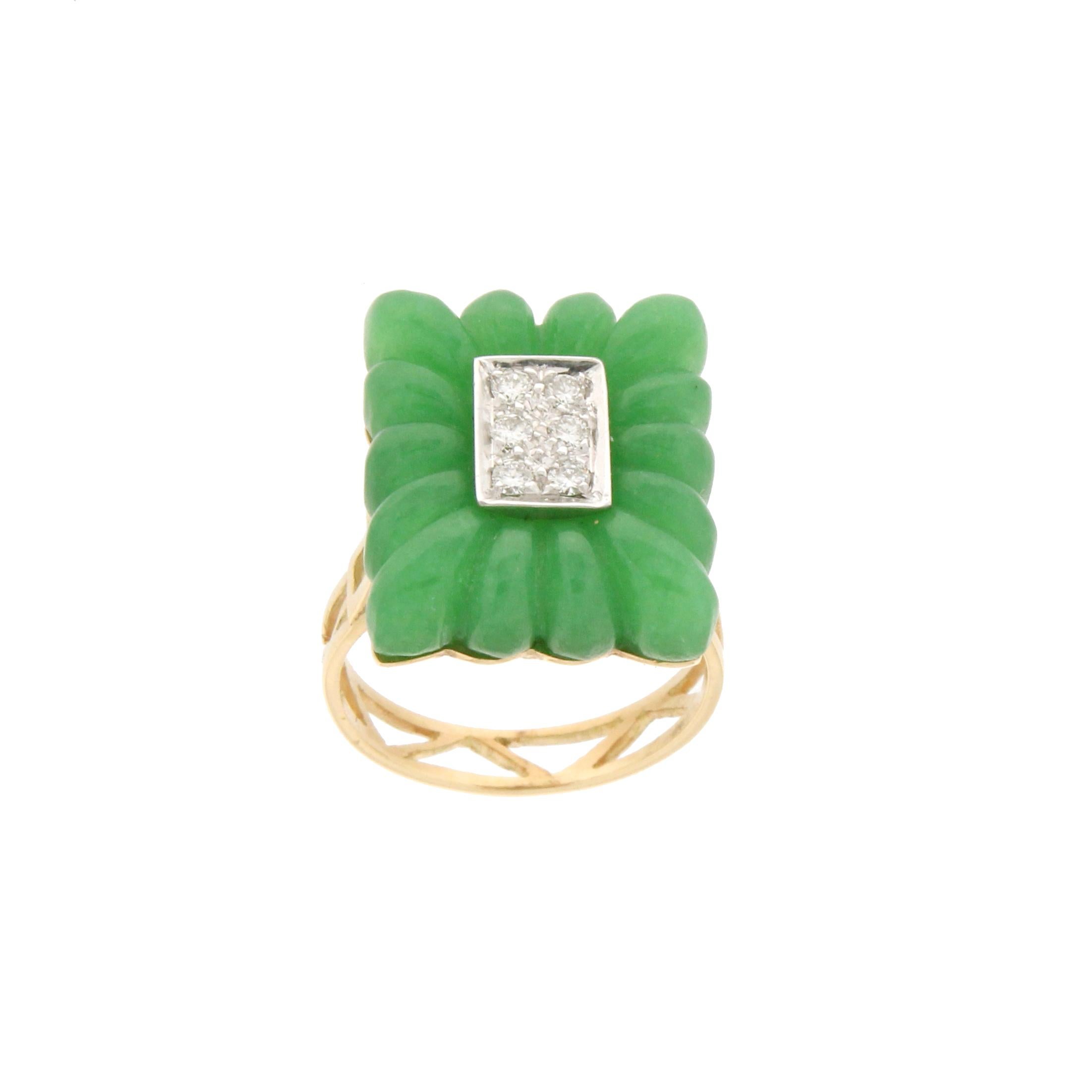 Brilliant Cut Handcraft Green Agate 18 Karat Yellow Gold Diamonds Cocktail Ring For Sale