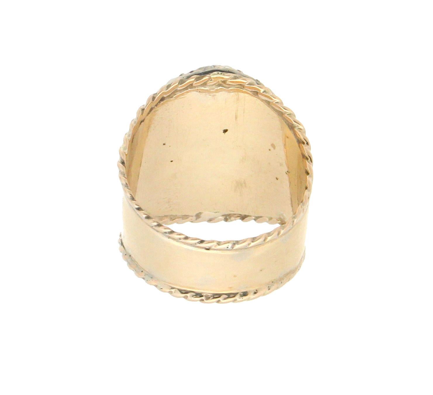 Handgefertigter Cocktail-Ring, Lapislazuli 14 Karat Gelbgold Diamanten Rubin (Gemischter Schliff) im Angebot