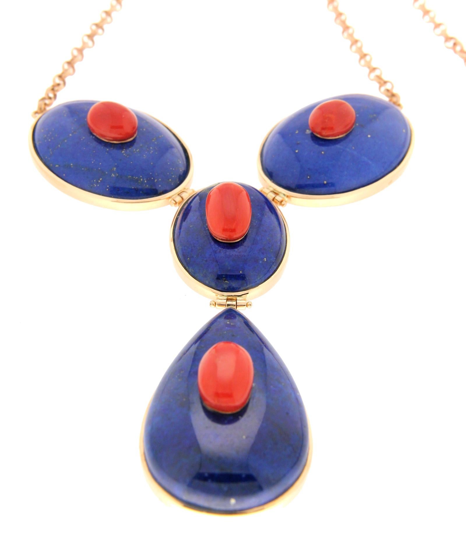 Handgefertigte Halskette mit Lapislazuli 14 Karat Gelbgold und sardischer Koralle als Anhänger für Damen oder Herren im Angebot