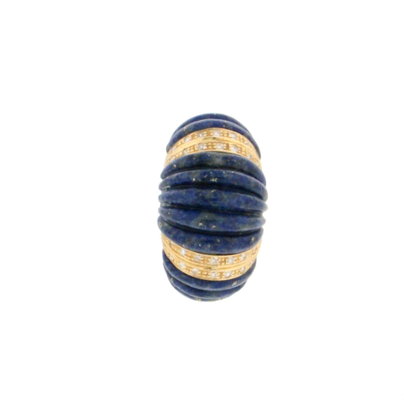 18 karat yellow gold cocktail ring. Handmade by our artisans assembled with lapis lazuli and diamonds.

Ring total weight 13.80 grams
Diamonds weight 0.25 karat
Ring size 19.50 Ita 9 Us
(all rings are can be resized)