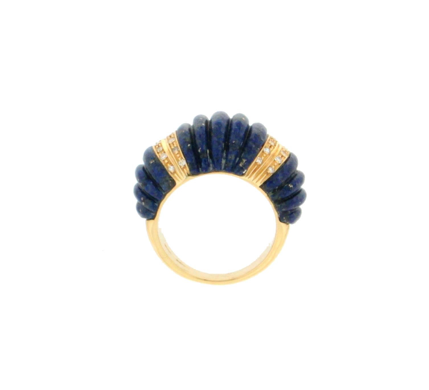 Handgefertigter Cocktailring aus 18 Karat Gelbgold mit Lapislazuli und Diamanten im Angebot 1