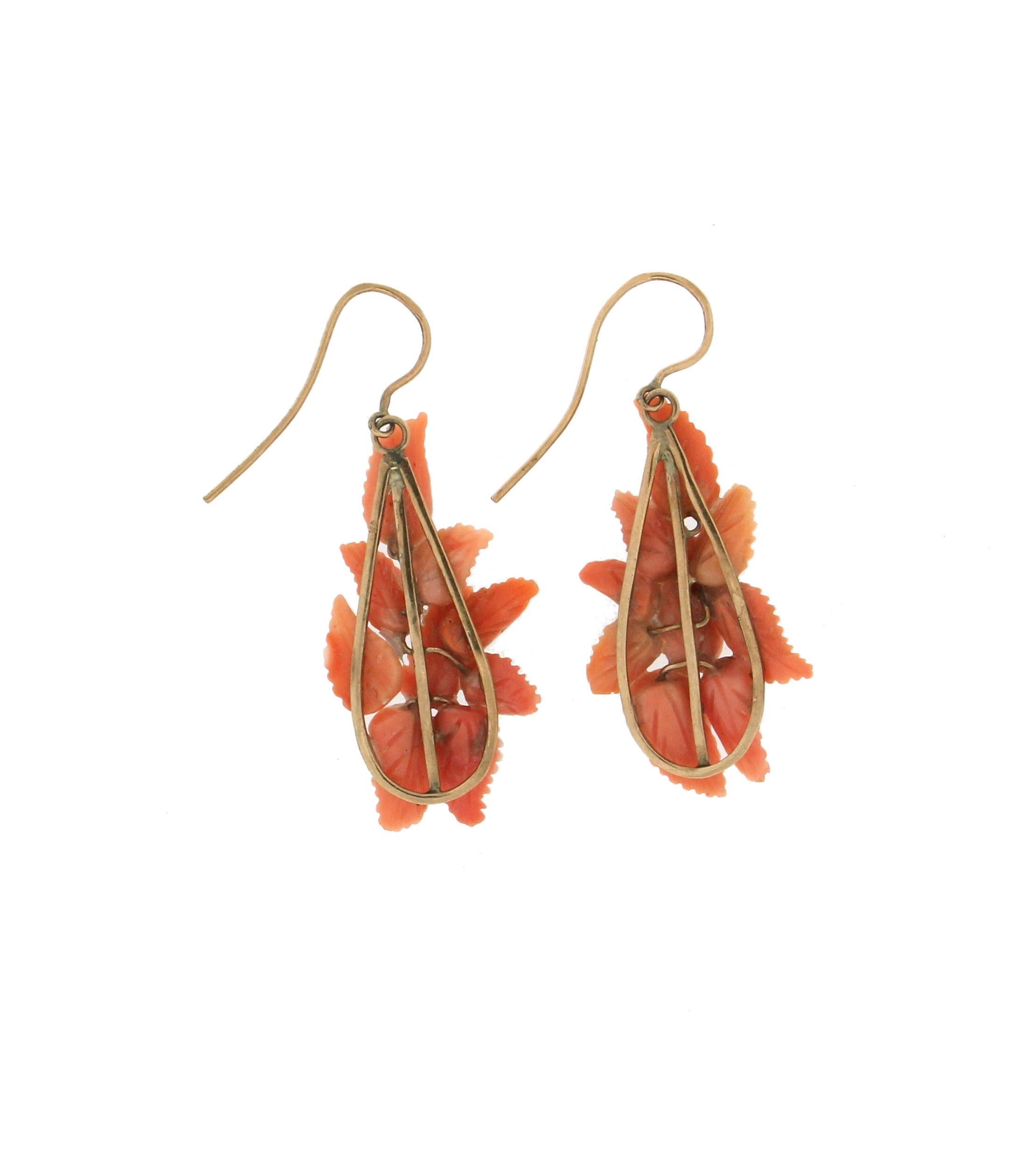 Handcraft Leaves 9 Karat Yellow Gold Coral Drop Earrings In New Condition For Sale In Marcianise, IT